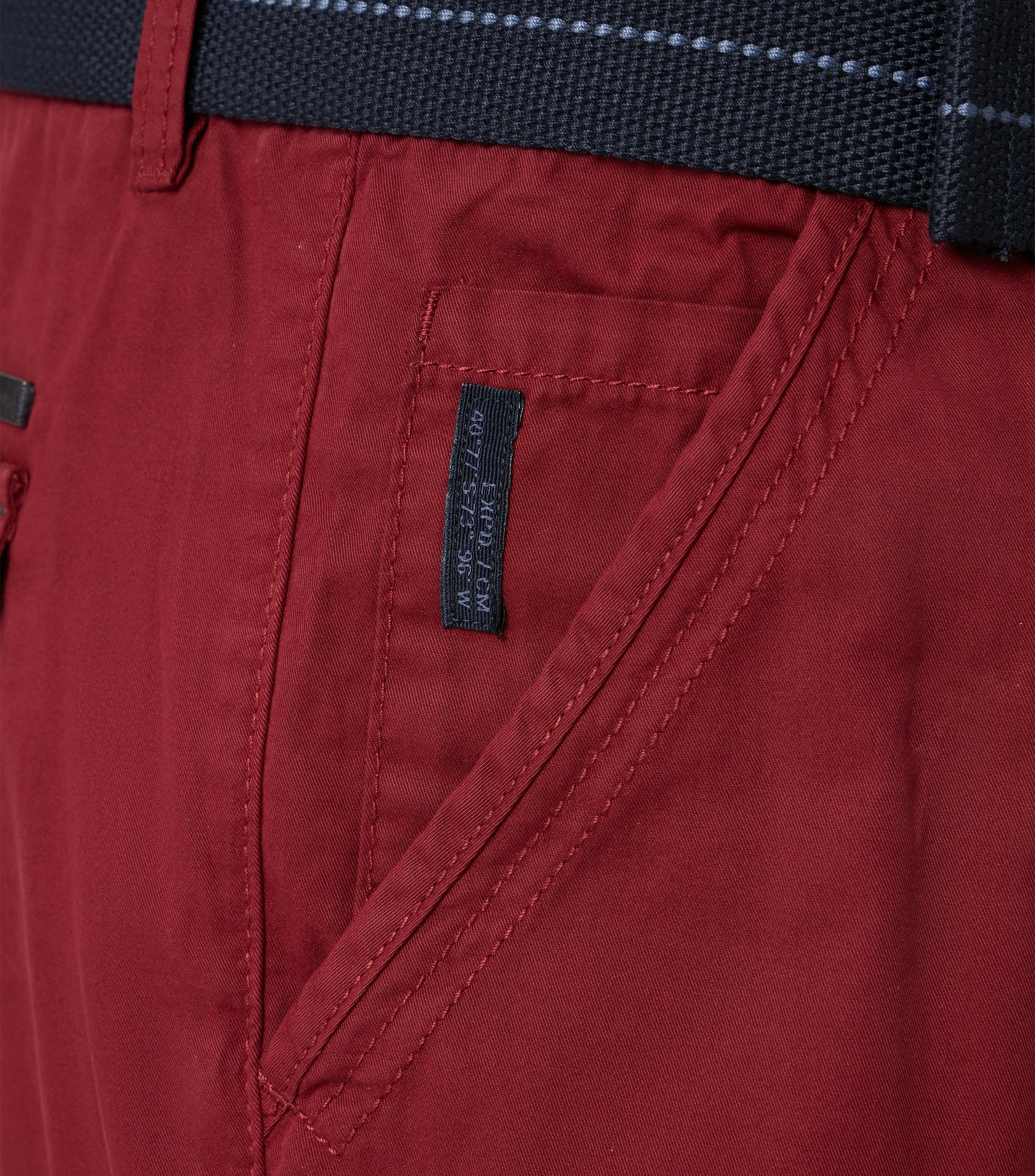 Eine Shorts im uni Muster in der Farbe Dunkelrot