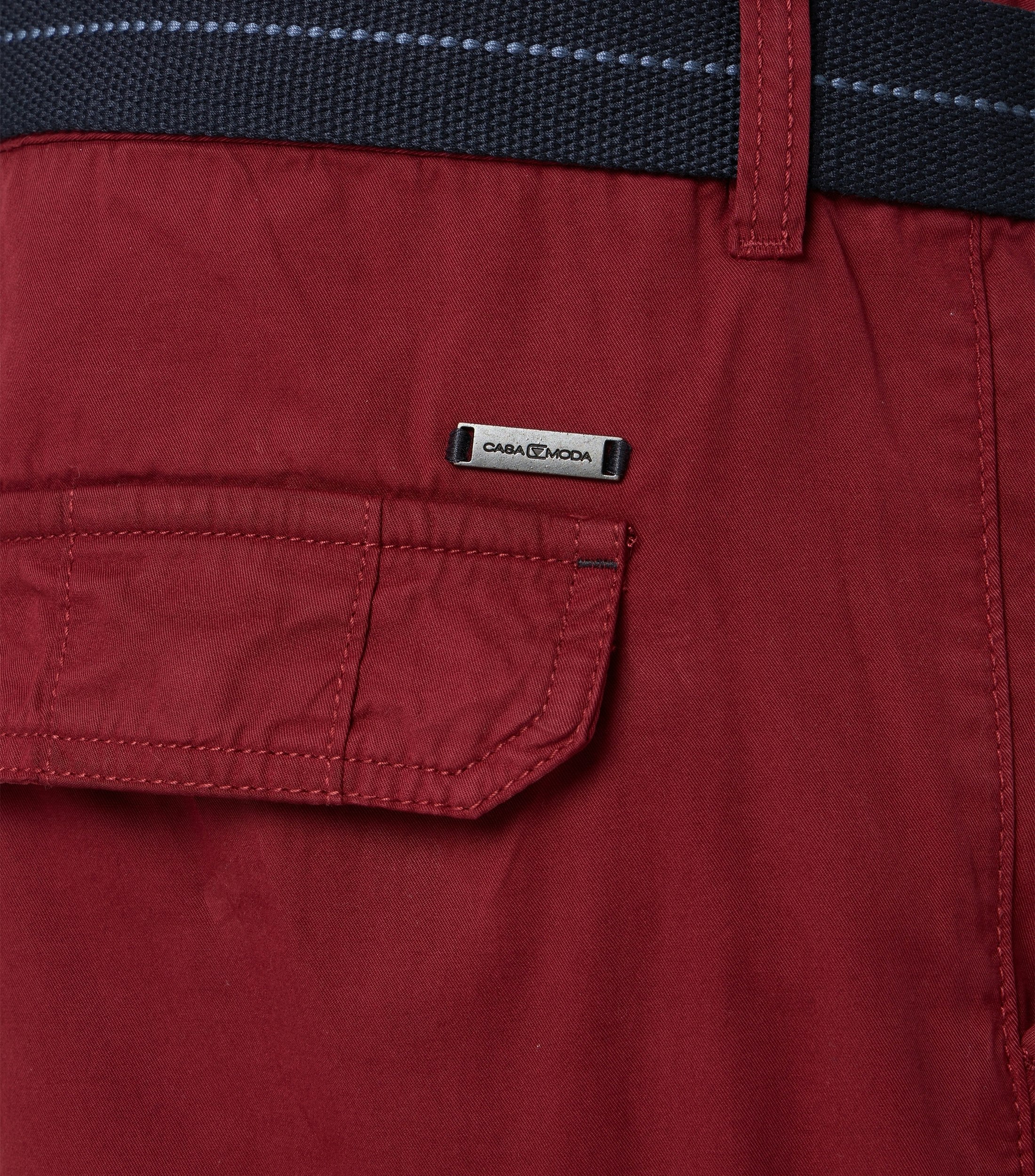 Eine Shorts im uni Muster in der Farbe Dunkelrot