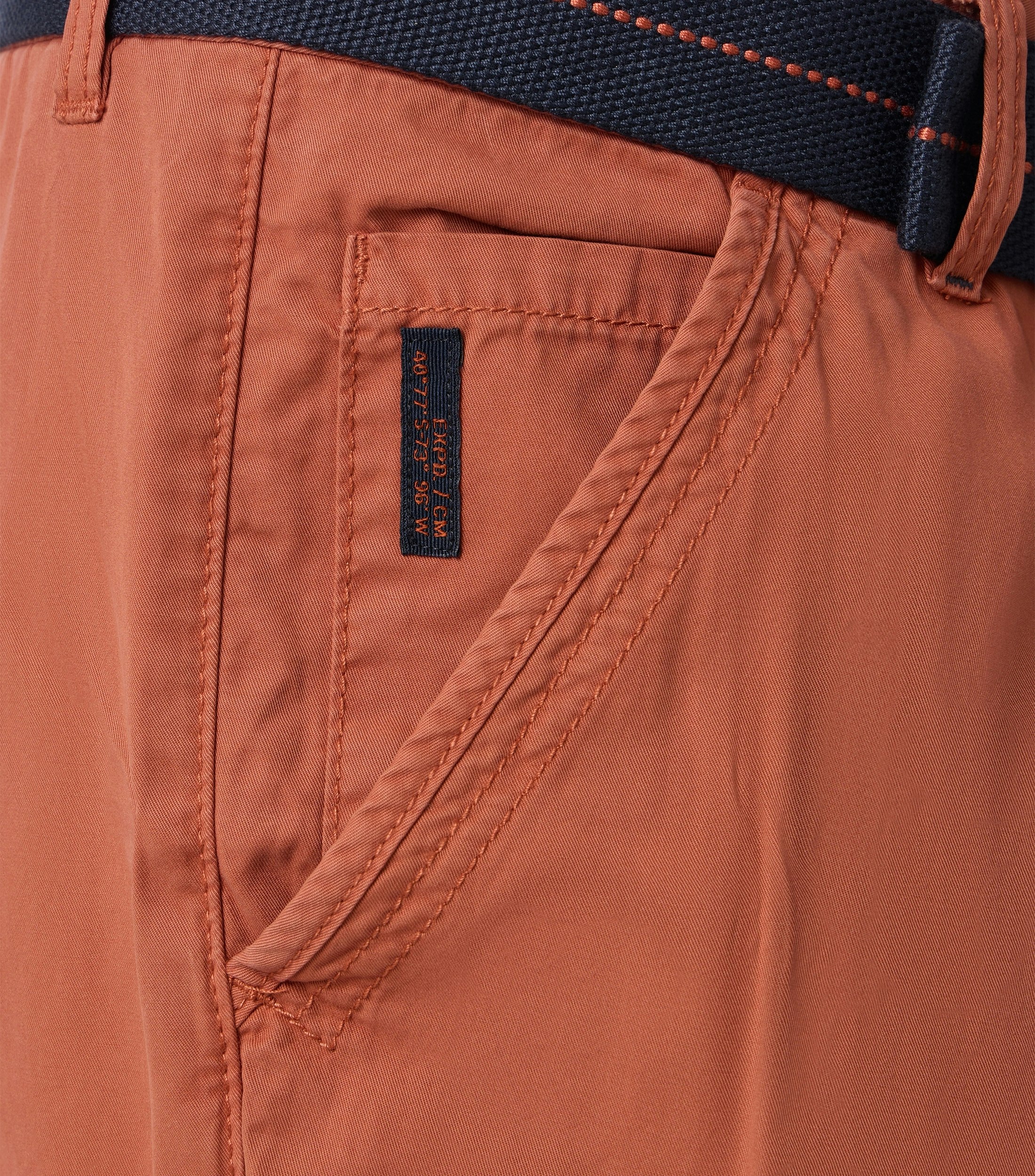 Eine Shorts im uni Muster in der Farbe Orange