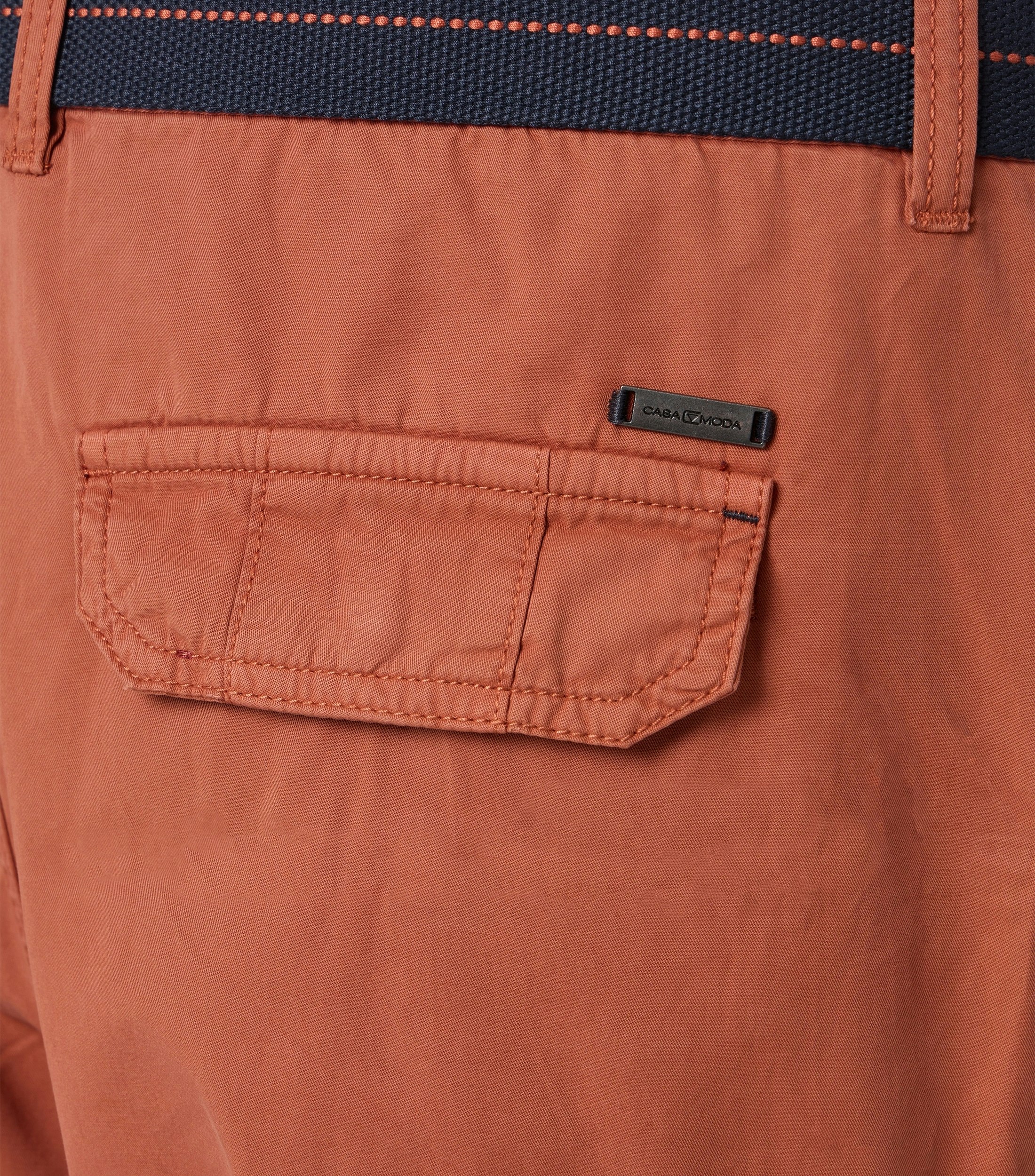 Eine Shorts im uni Muster in der Farbe Orange