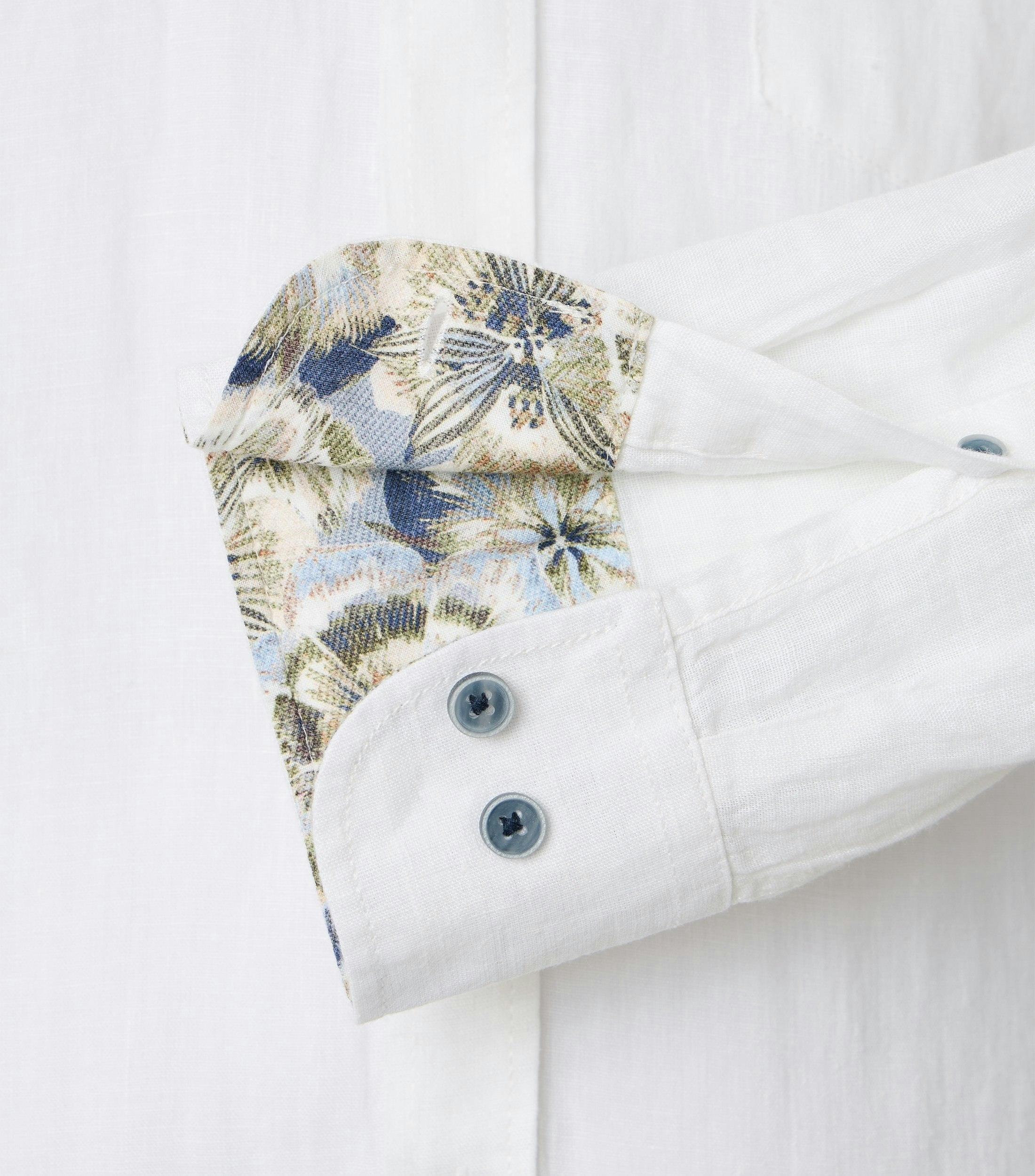 Ein Freizeithemd im uni Muster in der Farbe Weiß