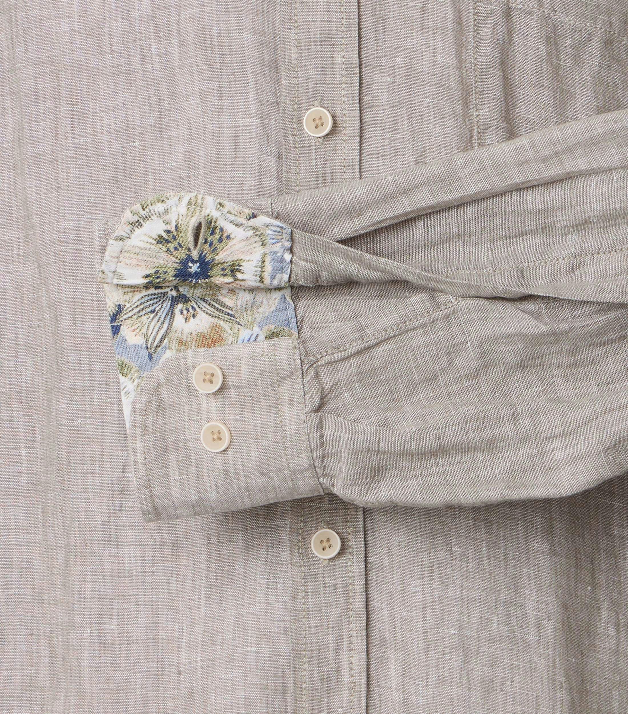 Ein Freizeithemd im uni Muster in der Farbe Beige
