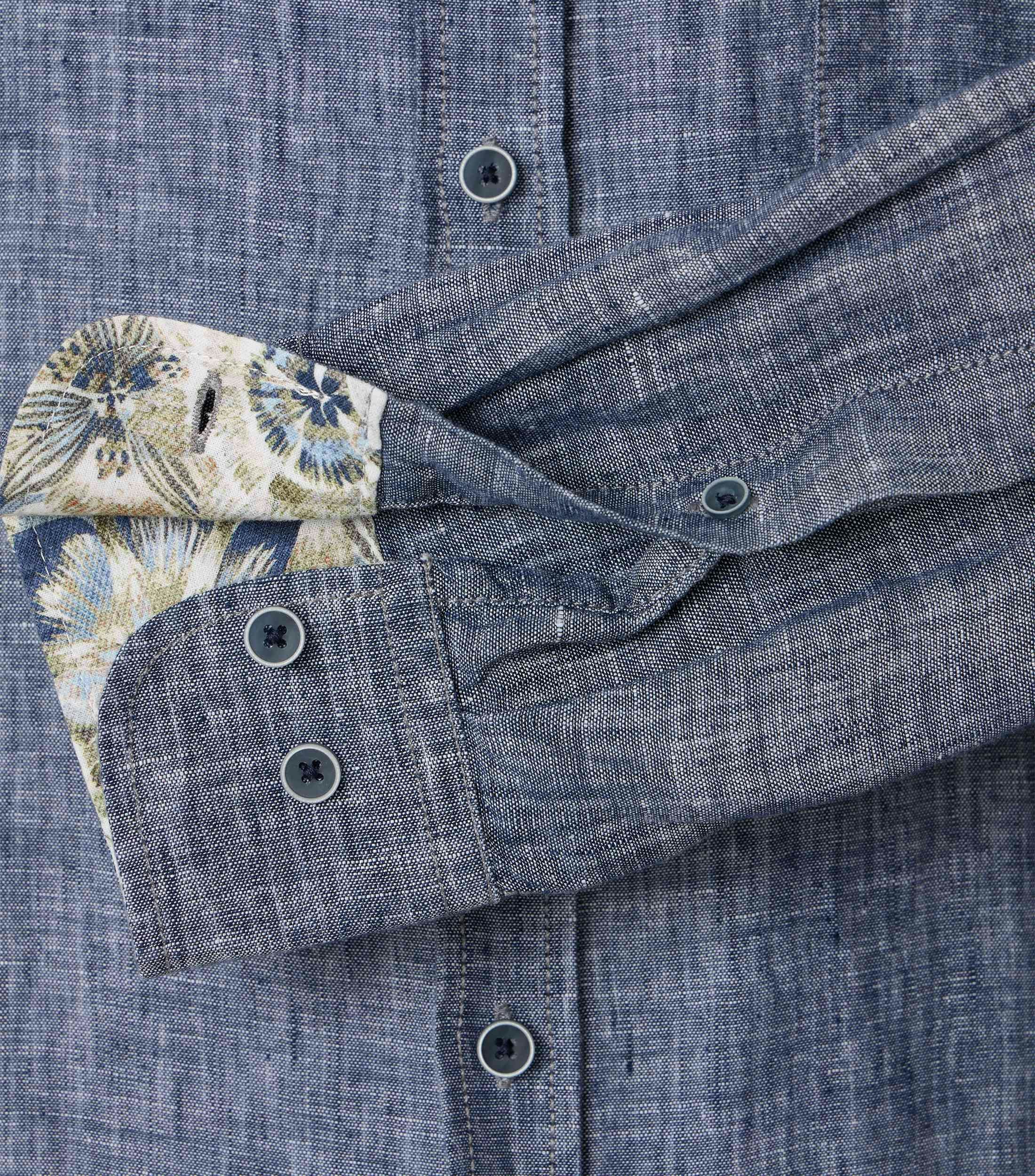 Ein Freizeithemd im uni Muster in der Farbe blau