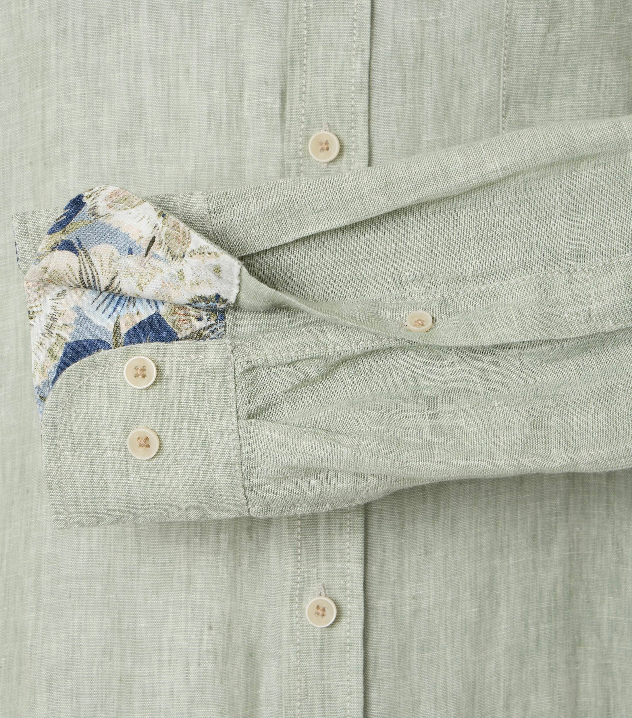 Ein Freizeithemd im uni Muster in der Farbe grün