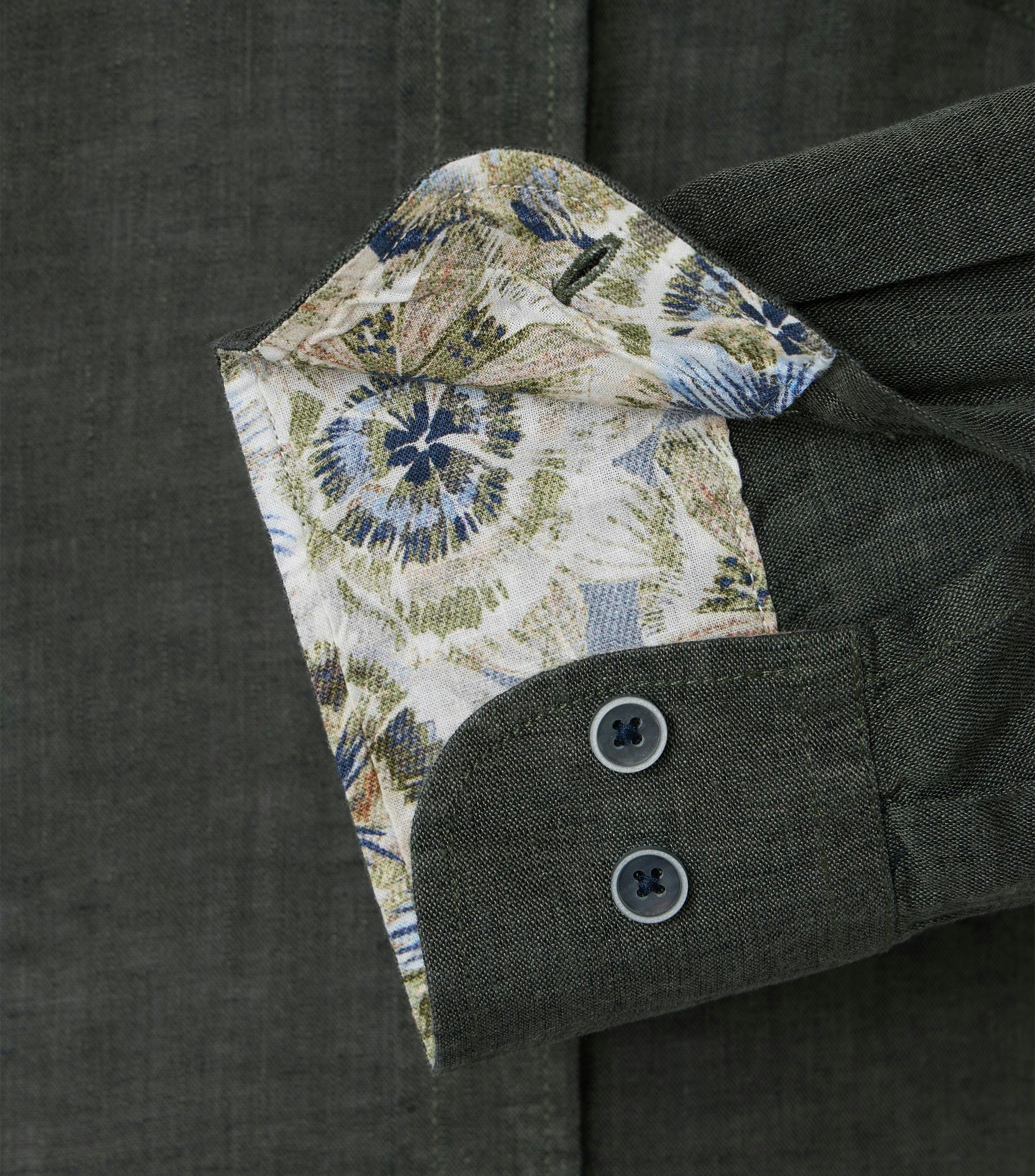 Ein Freizeithemd im uni Muster in der Farbe grün