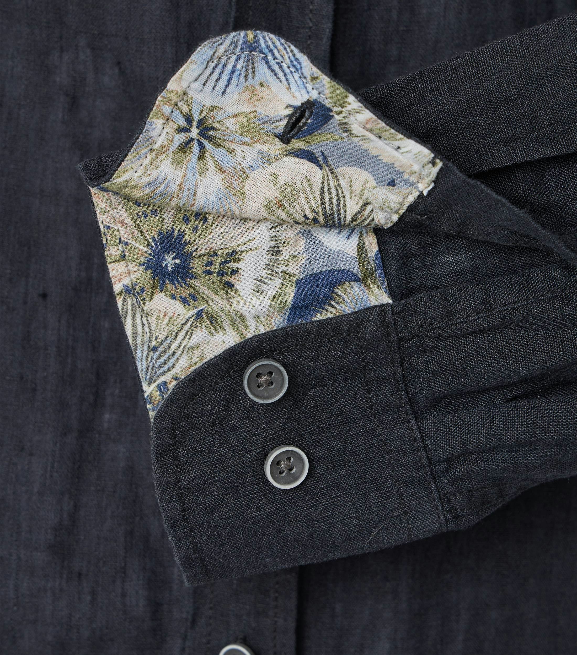 Ein Freizeithemd im uni Muster in der Farbe schwarz