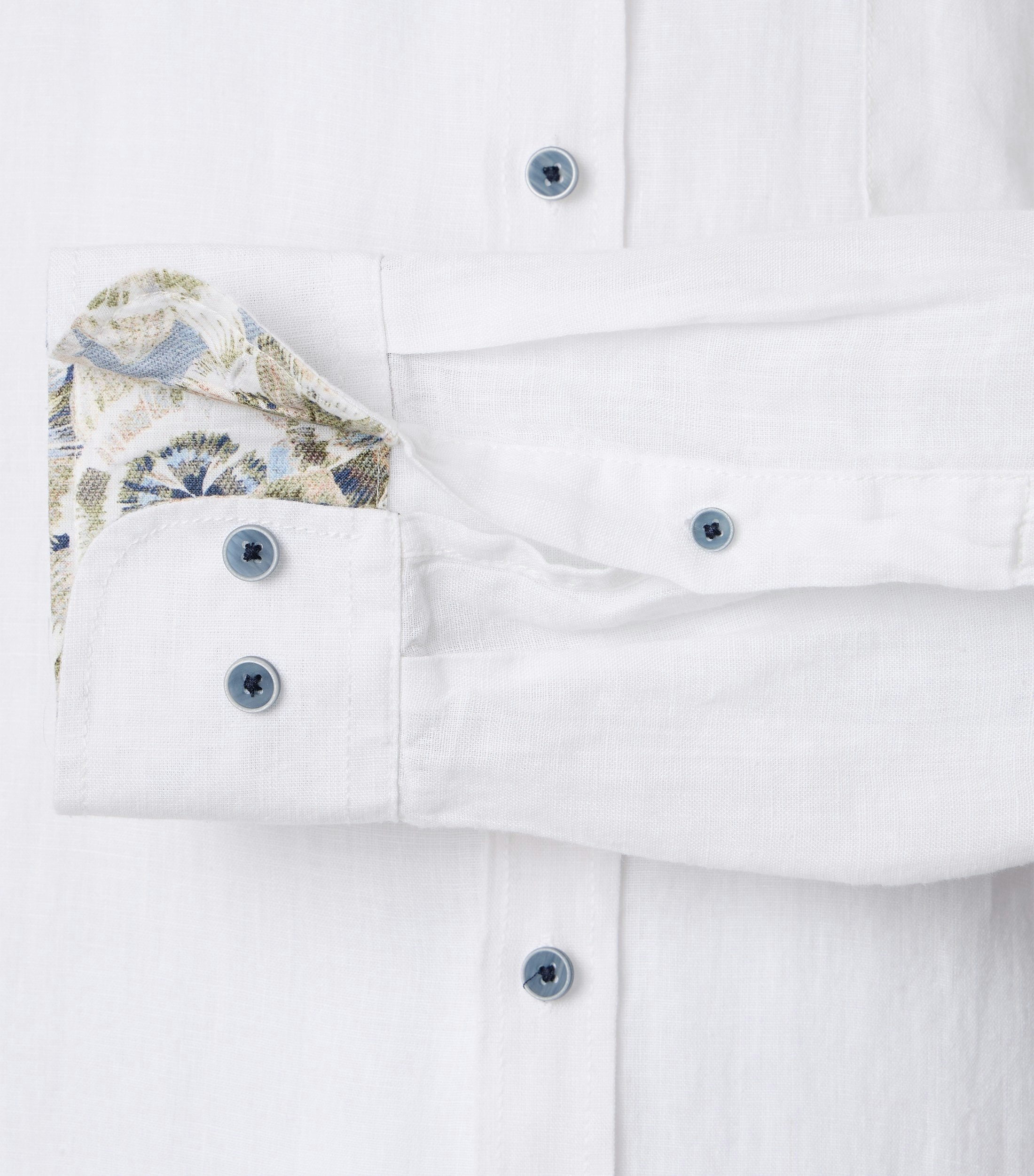 Ein Freizeithemd im uni Muster in der Farbe Weiß