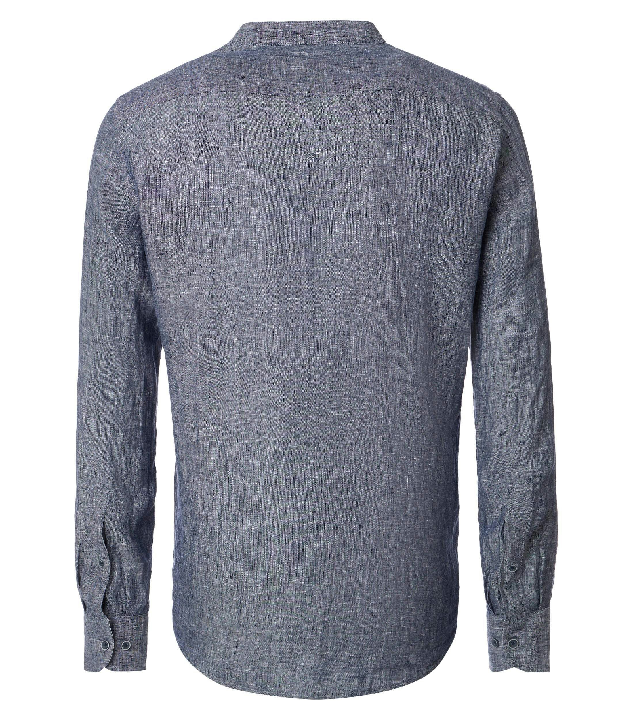 Ein Freizeithemd im uni Muster in der Farbe blau