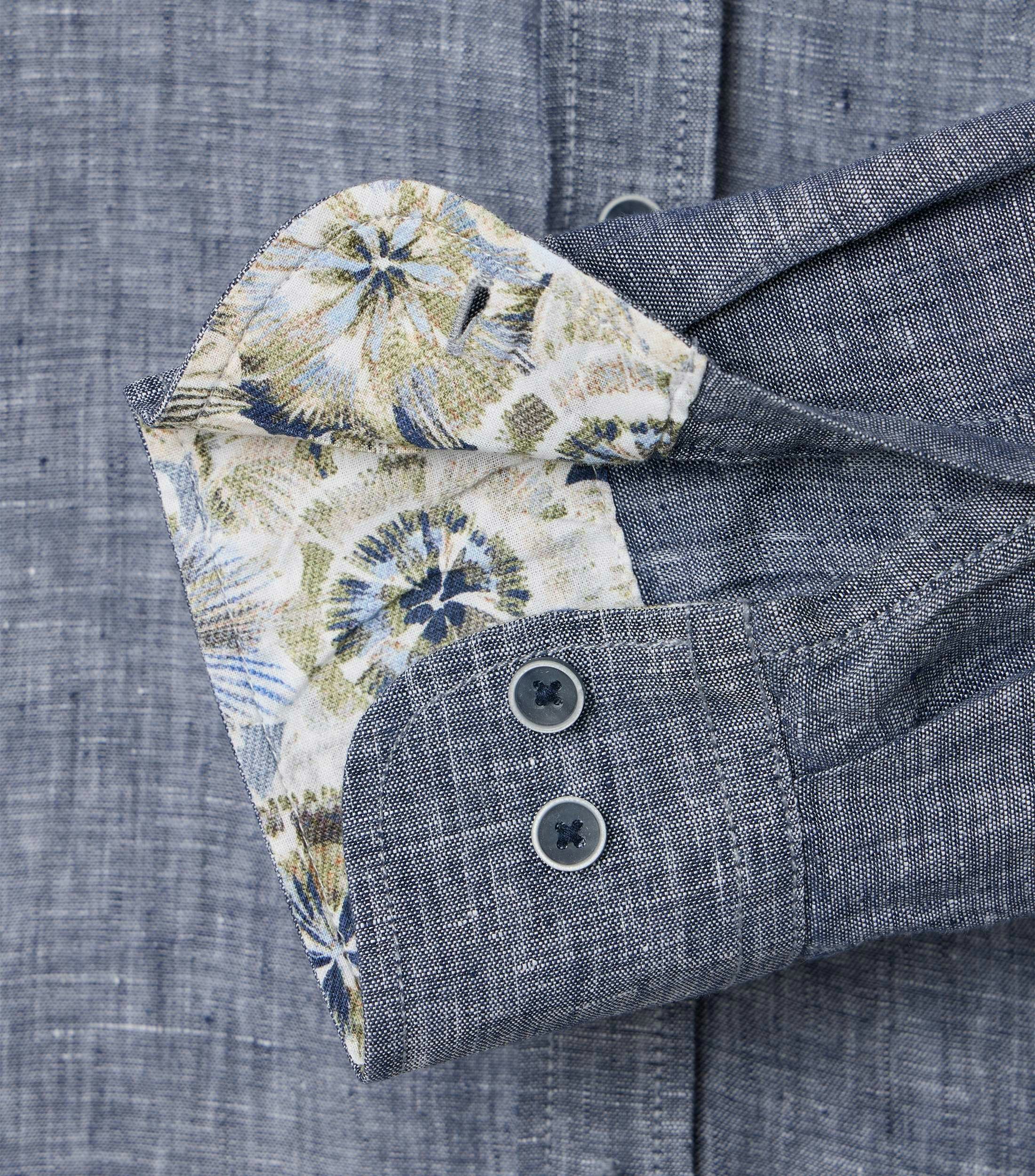 Ein Freizeithemd im uni Muster in der Farbe blau