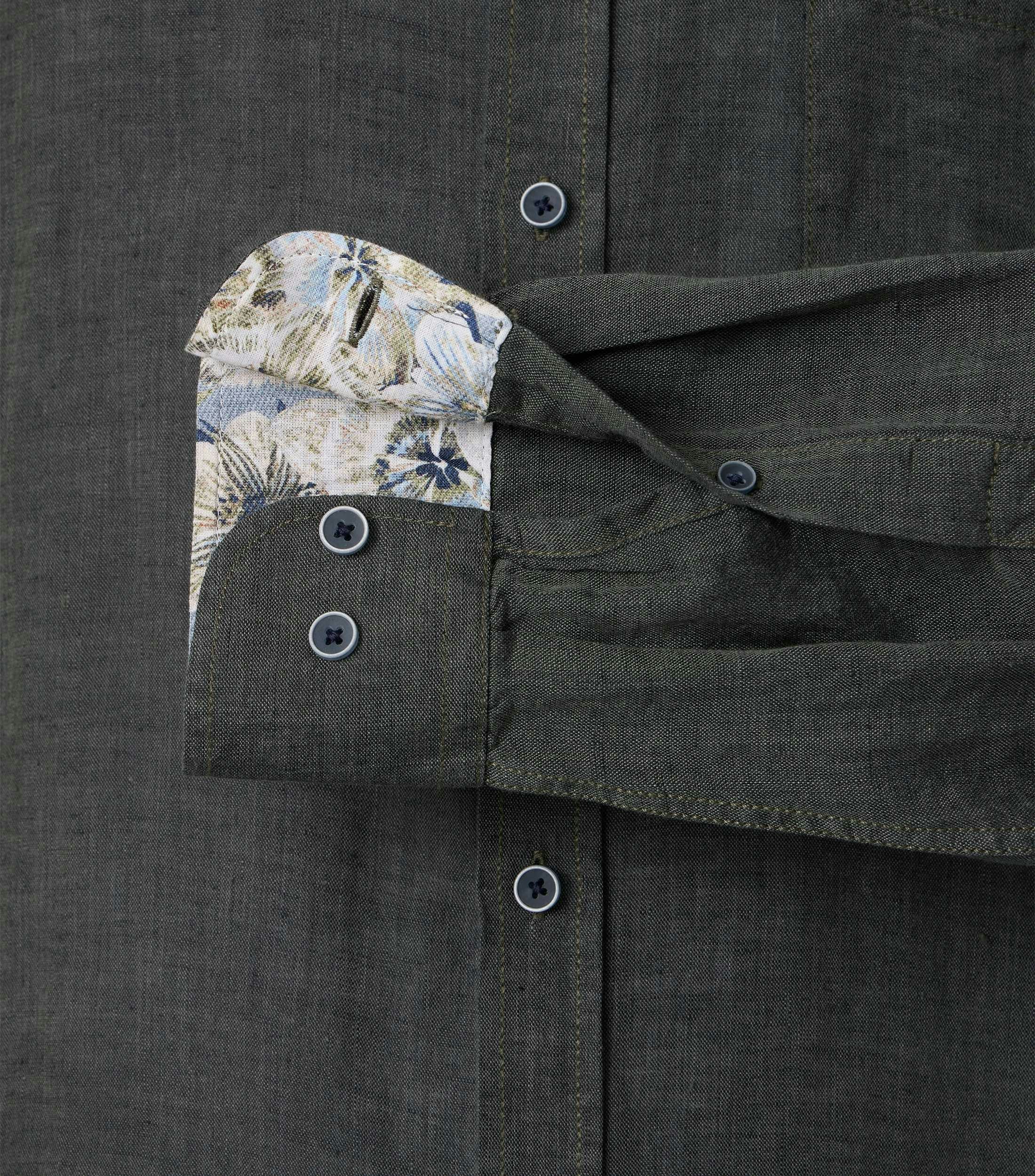 Ein Freizeithemd im uni Muster in der Farbe grün