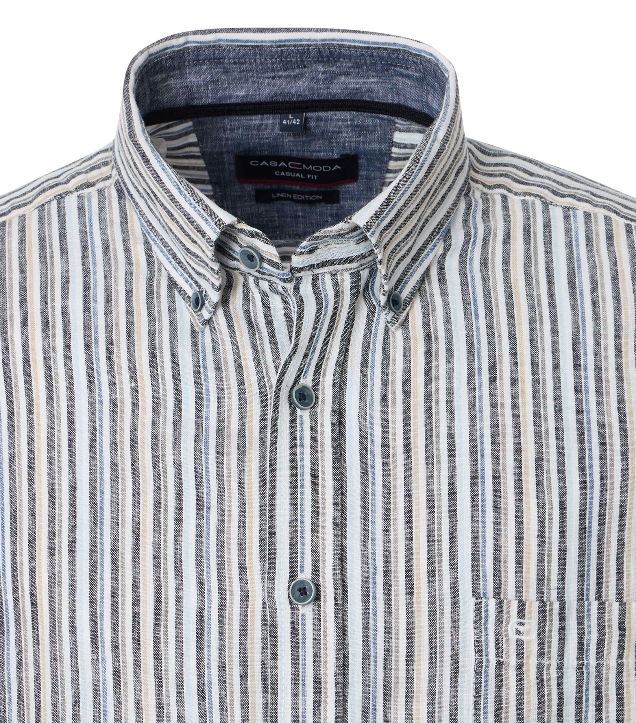 Ein Freizeithemd im gestreift Muster in der Farbe Olive