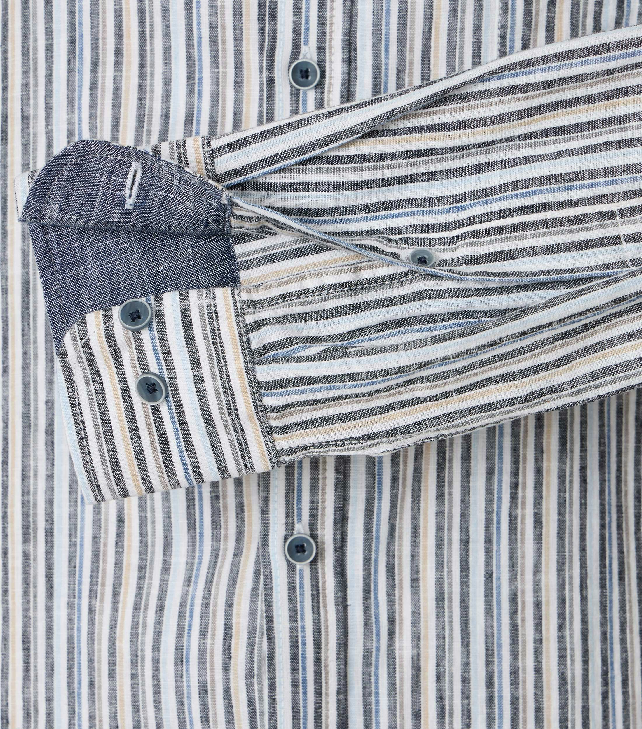 Ein Freizeithemd im gestreift Muster in der Farbe Olive