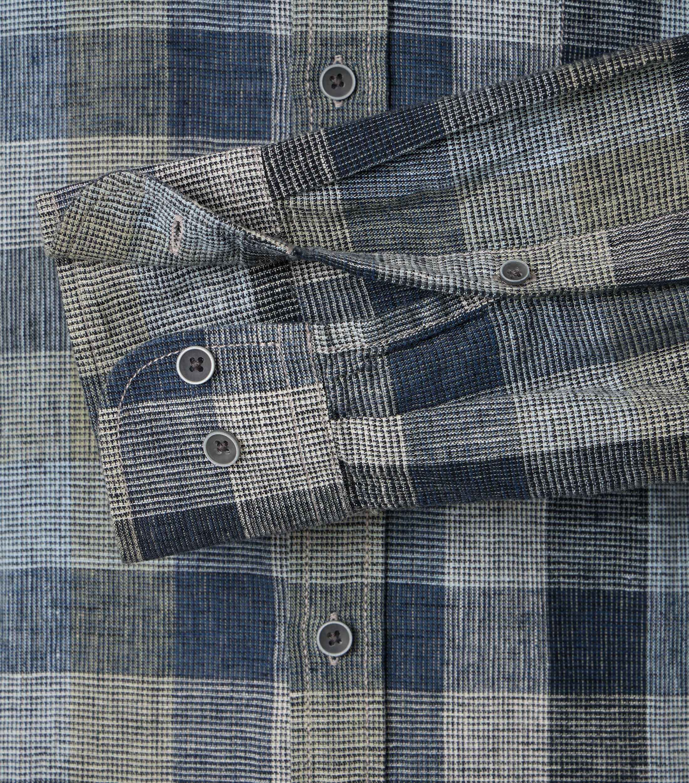 Ein Freizeithemd im kariert Muster in der Farbe Dunkelgrau