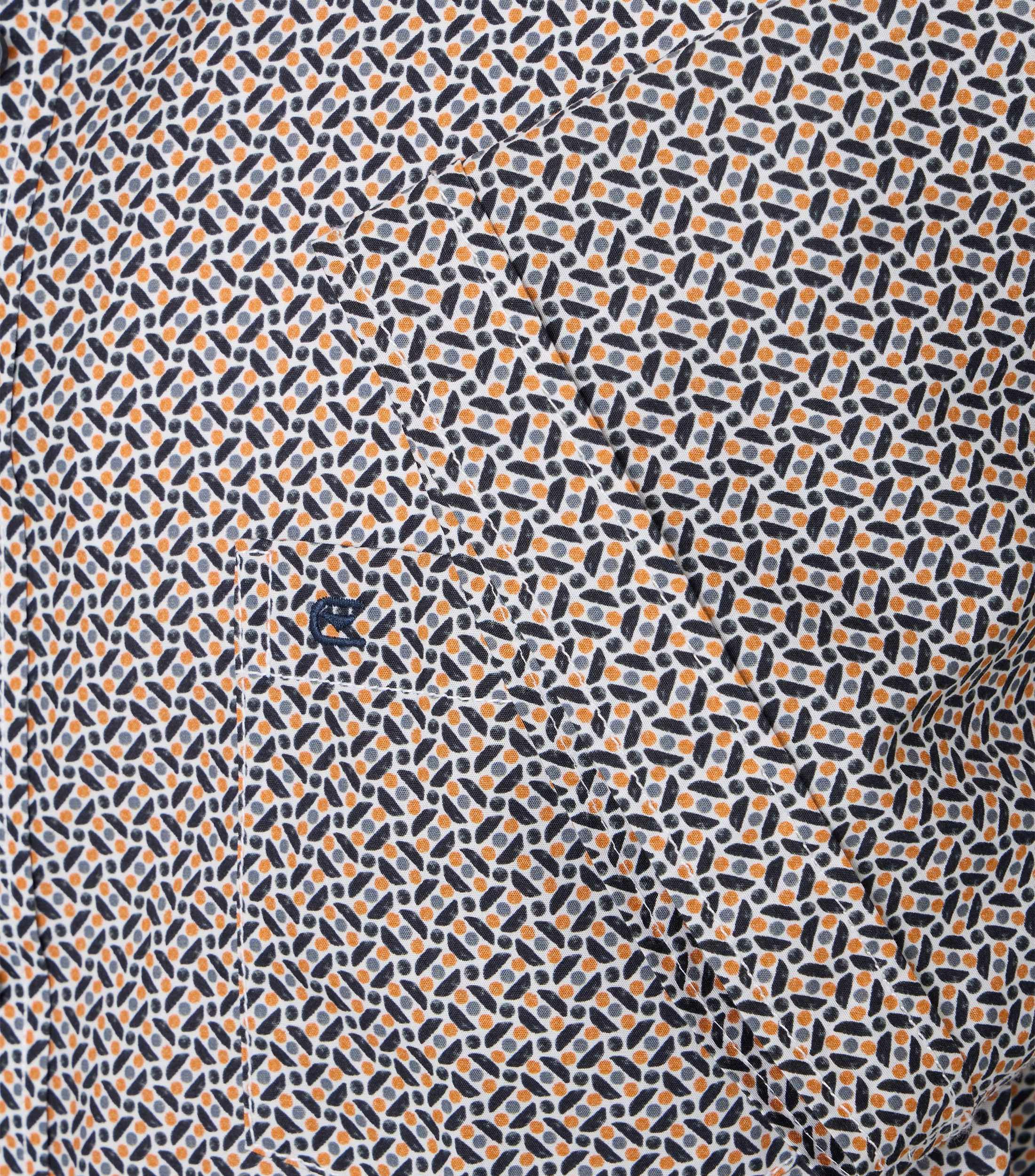 Ein Freizeithemd im Print Muster in der Farbe Dunkelorange