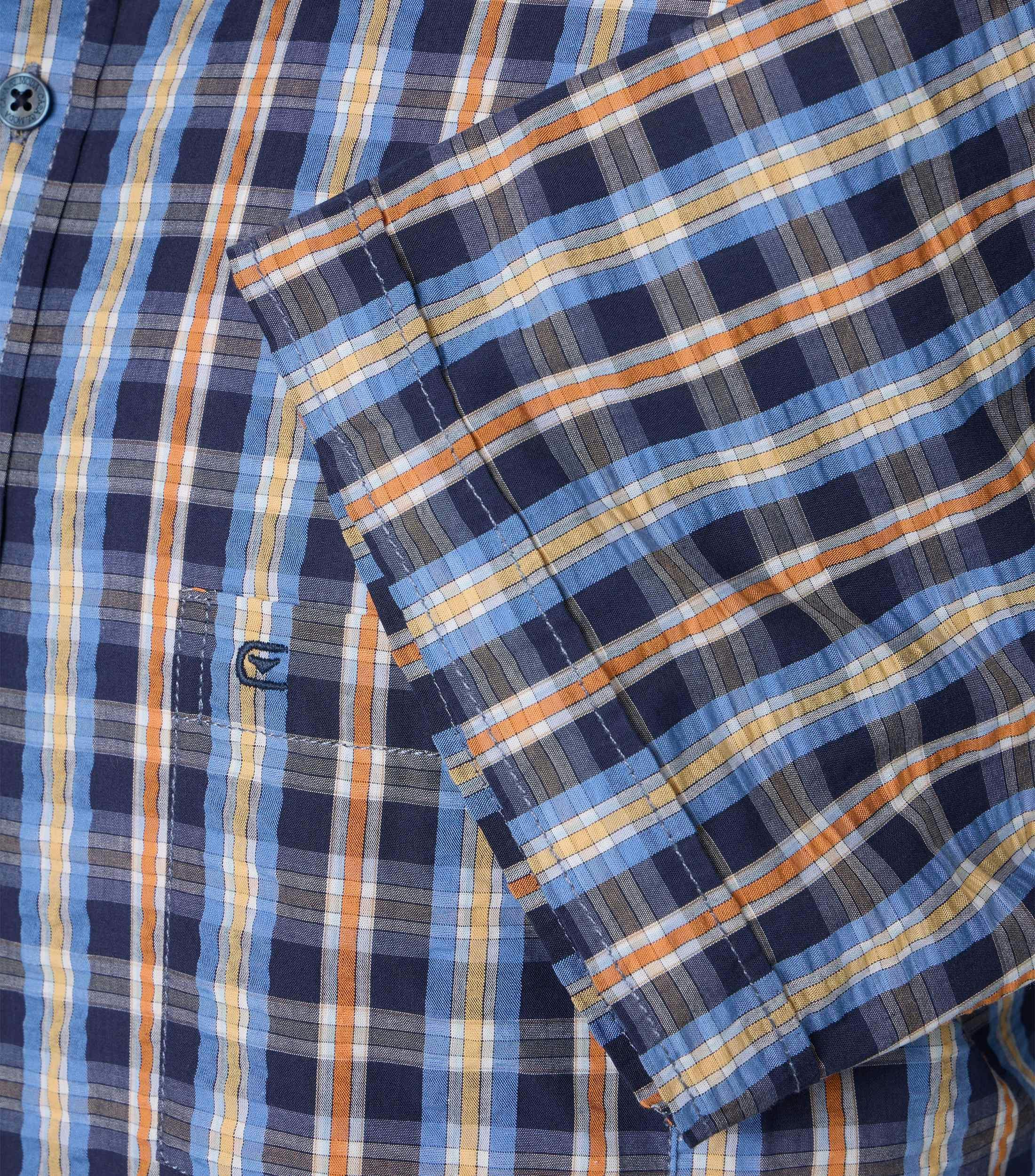 Ein Freizeithemd im kariert Muster in der Farbe Dunkelblau