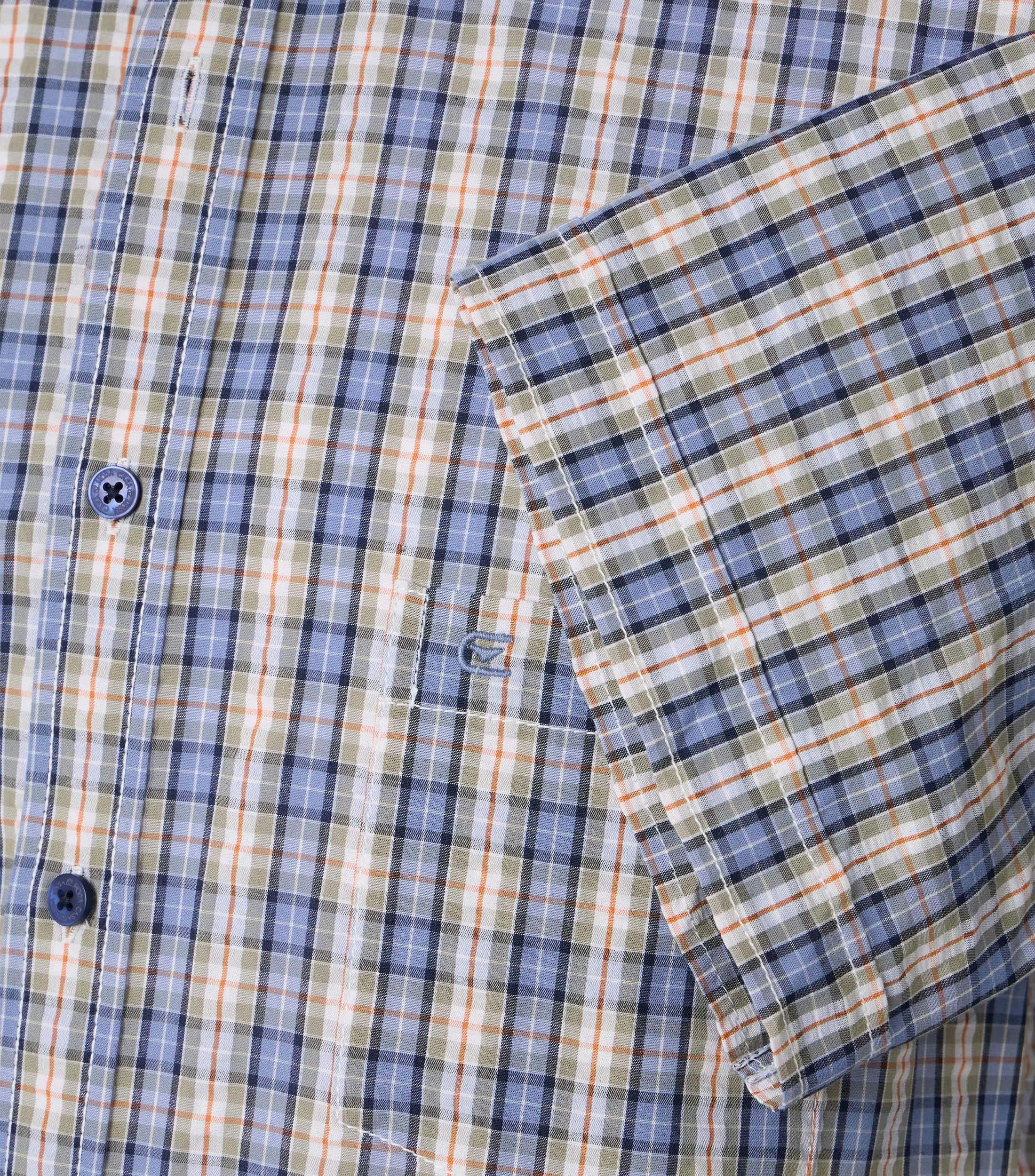 Ein Freizeithemd im kariert Muster in der Farbe Blau