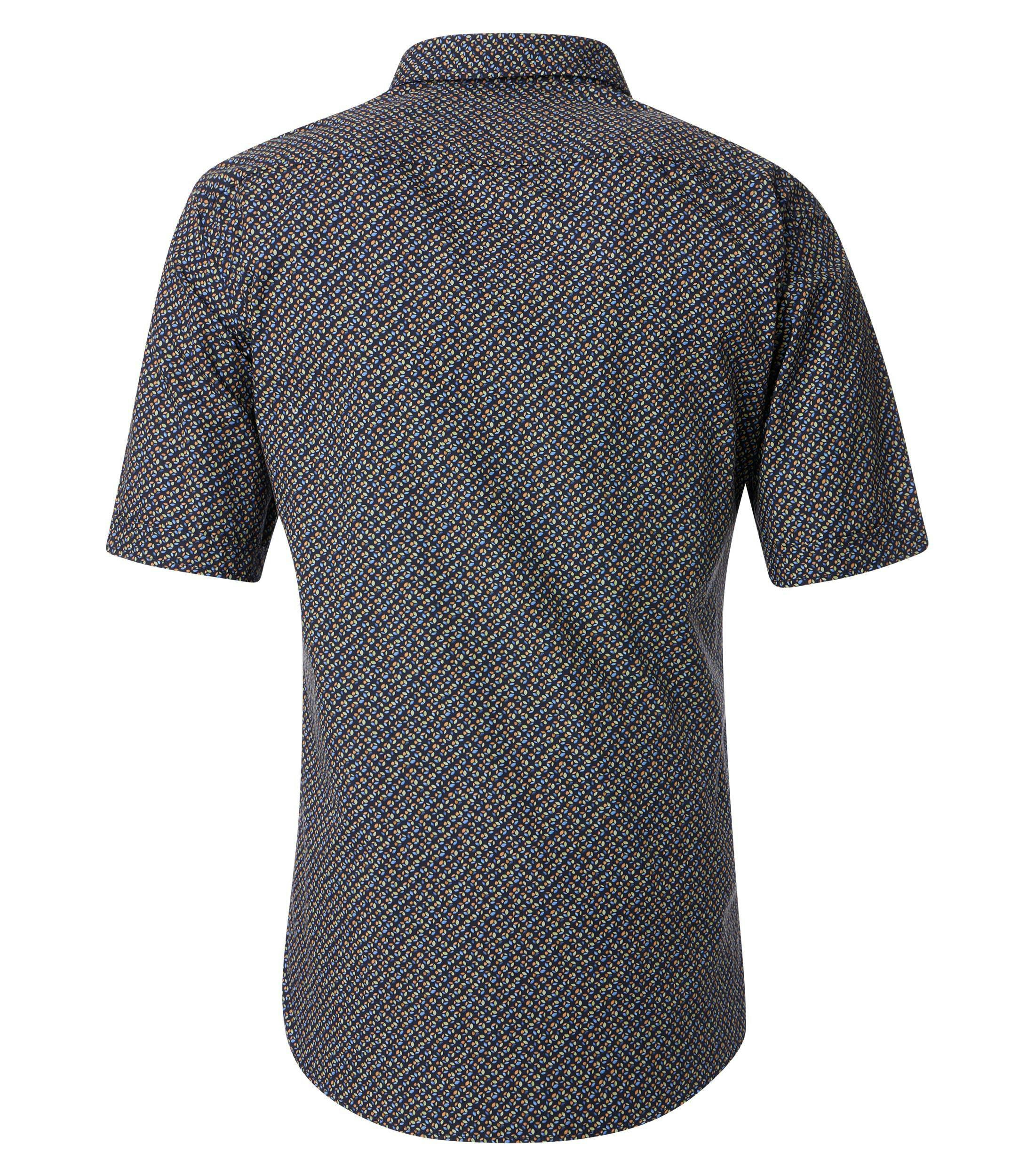 Ein Freizeithemd im Print Muster in der Farbe Schwarz