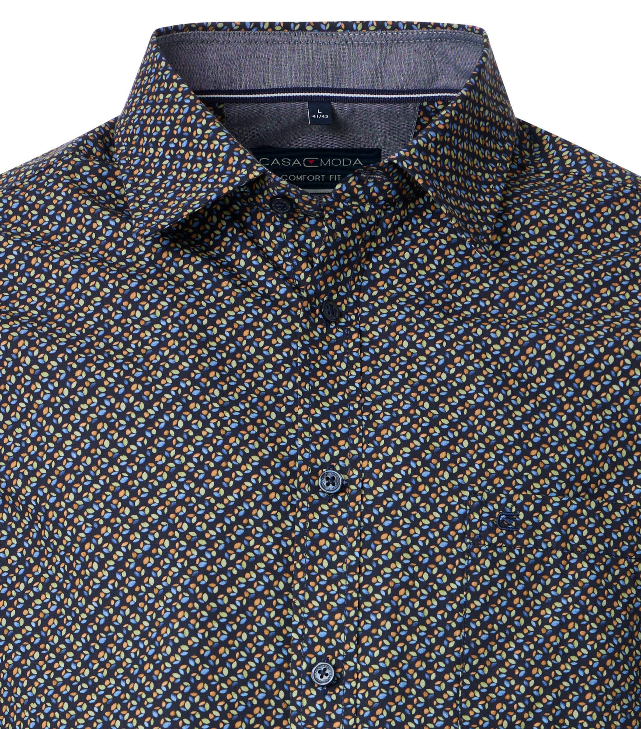 Ein Freizeithemd im Print Muster in der Farbe Schwarz