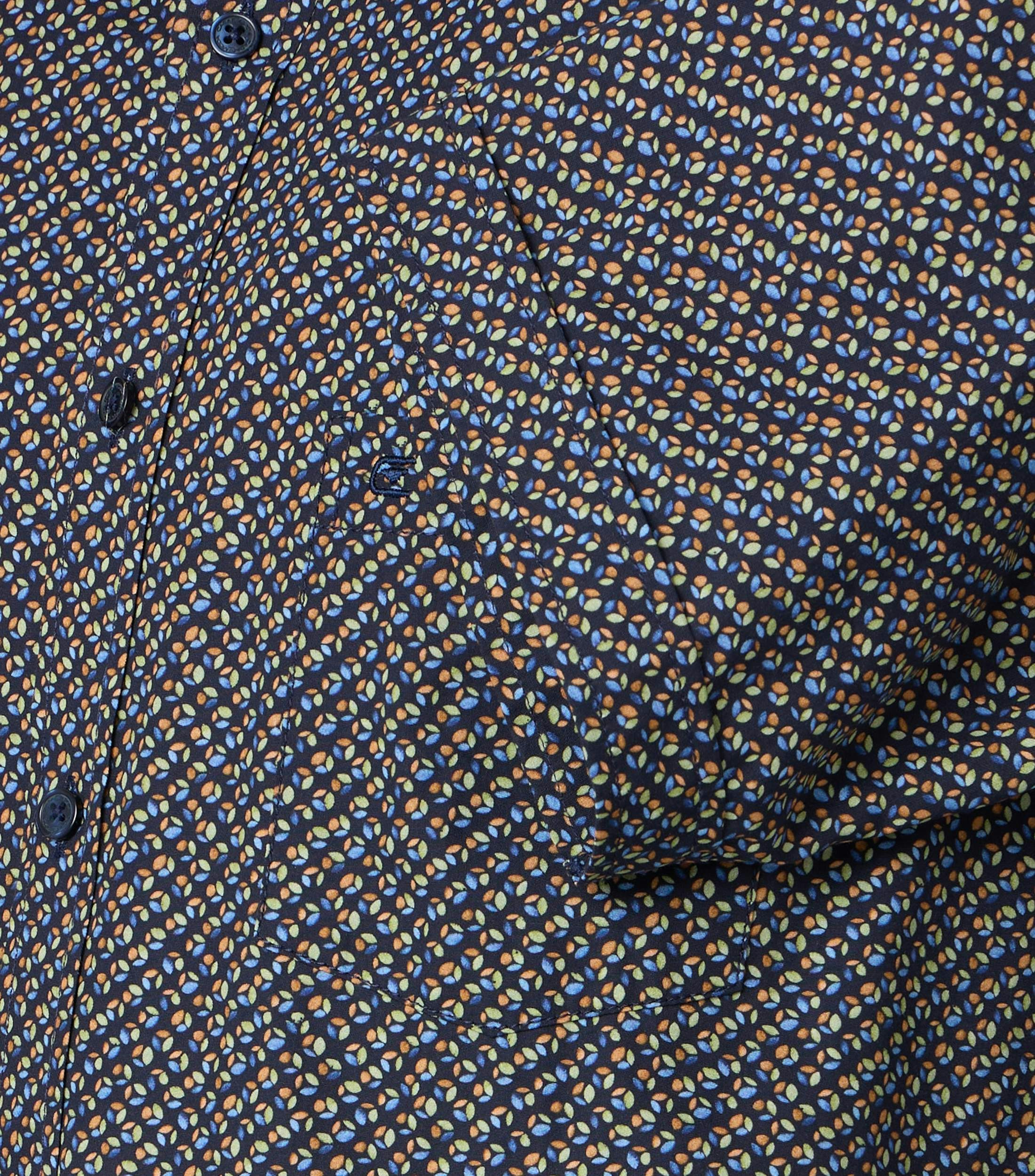 Ein Freizeithemd im Print Muster in der Farbe Schwarz