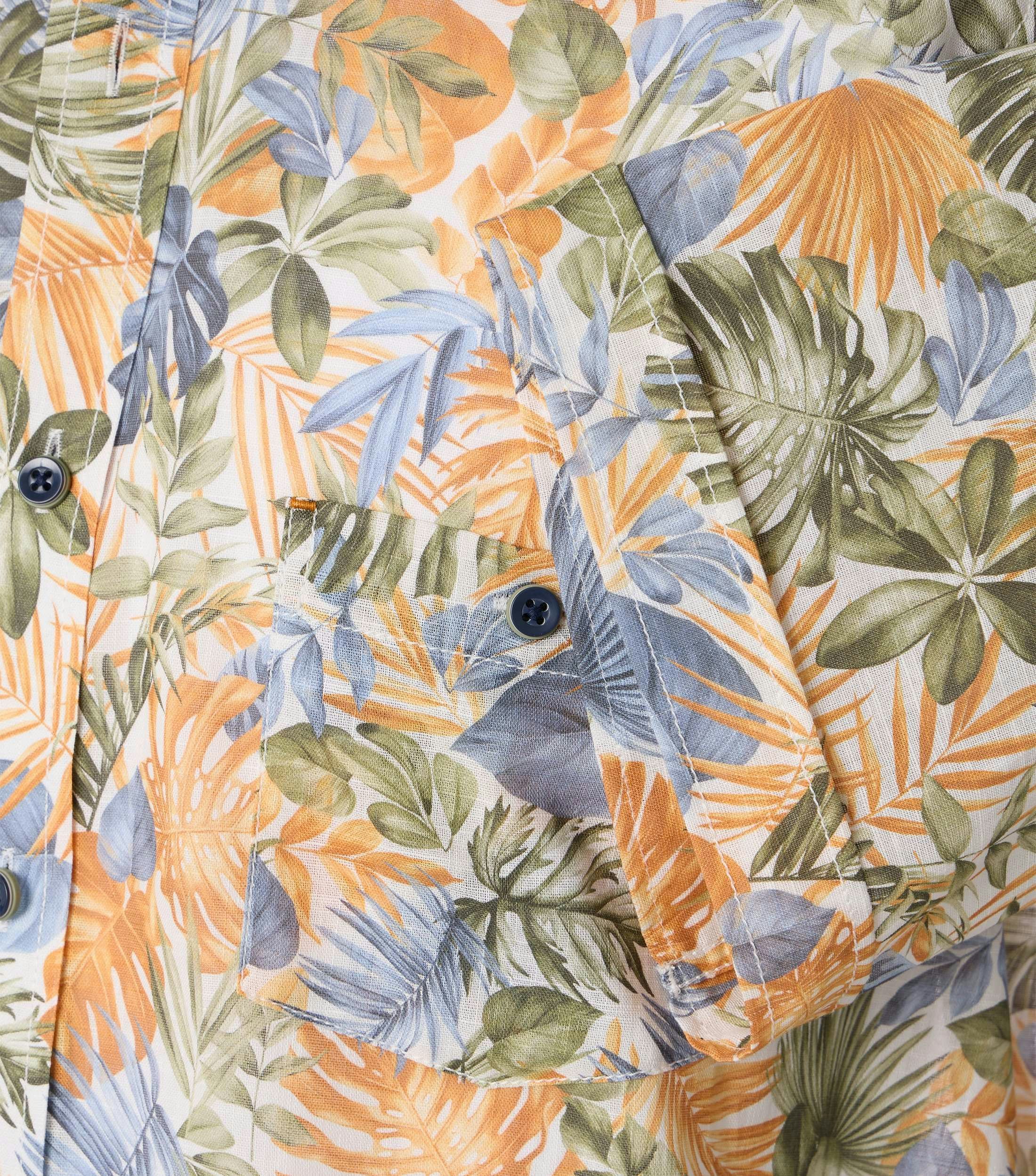 Ein Freizeithemd im Print Muster in der Farbe Orange