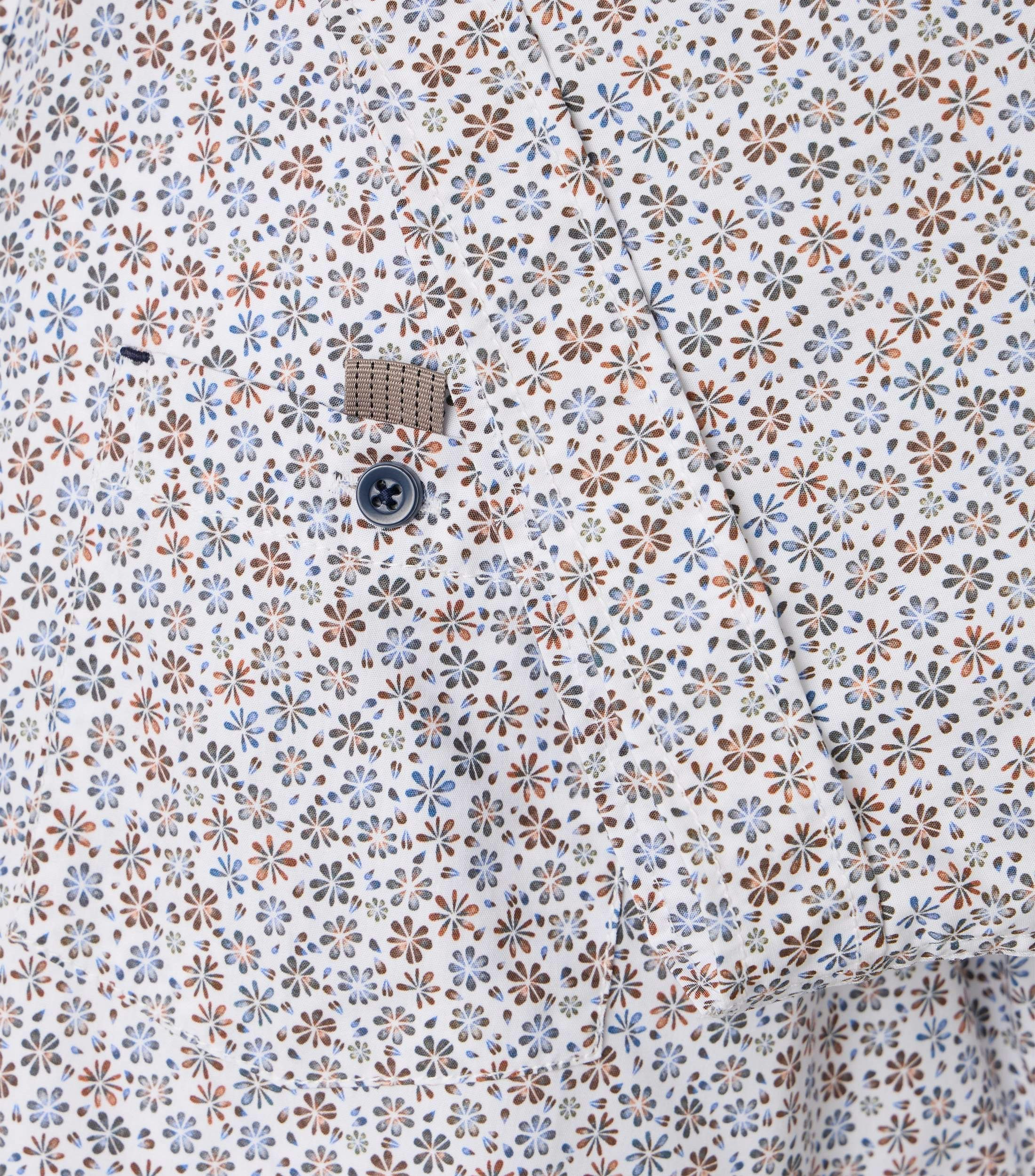 Ein Freizeithemd im Print Muster in der Farbe Hellblau