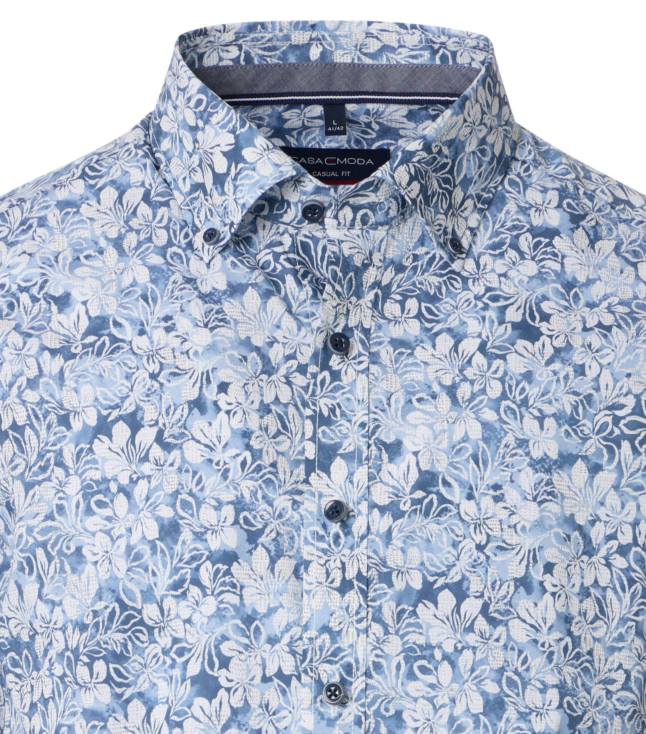Ein Freizeithemd im Print Muster in der Farbe Blau