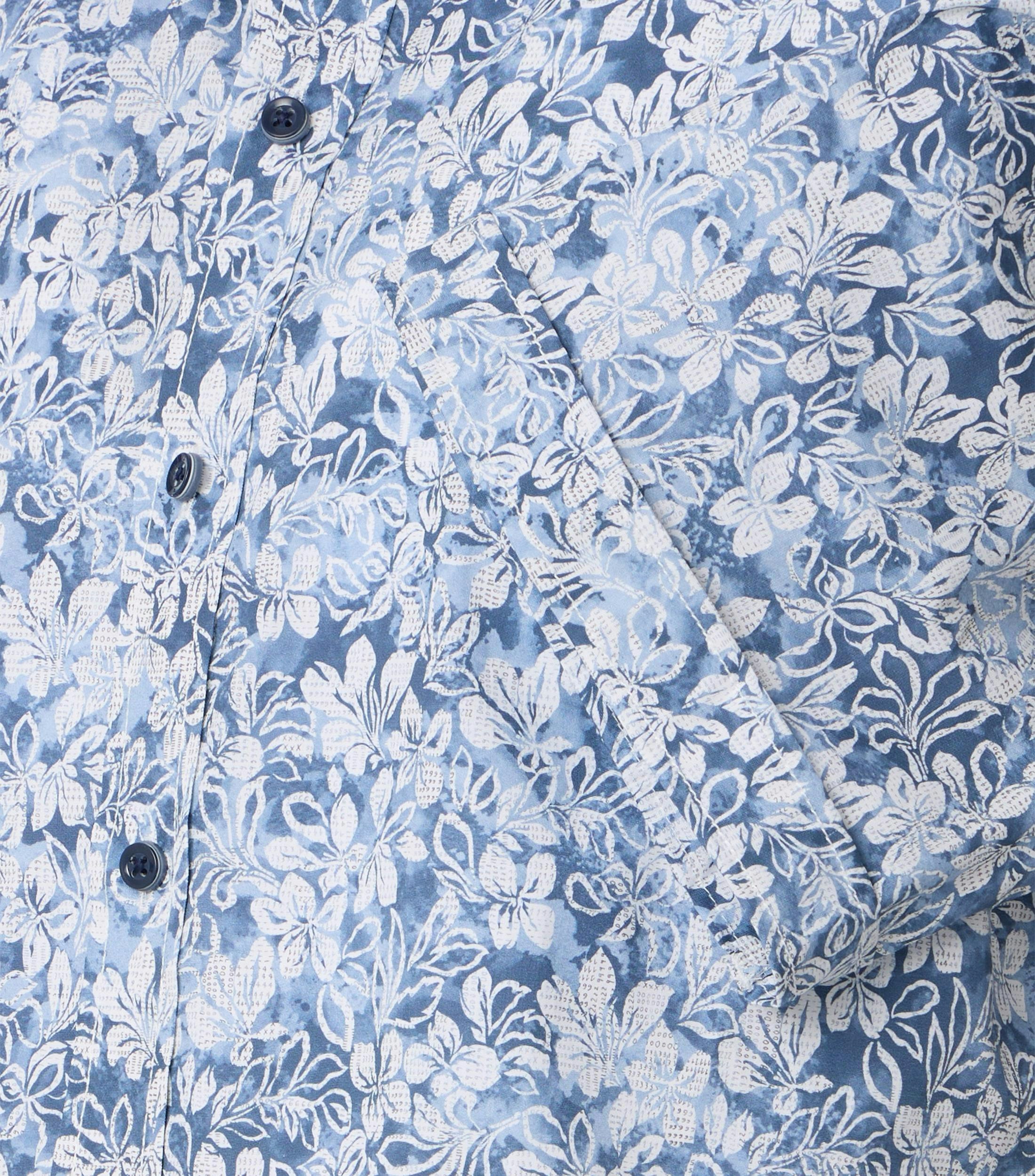 Ein Freizeithemd im Print Muster in der Farbe Blau