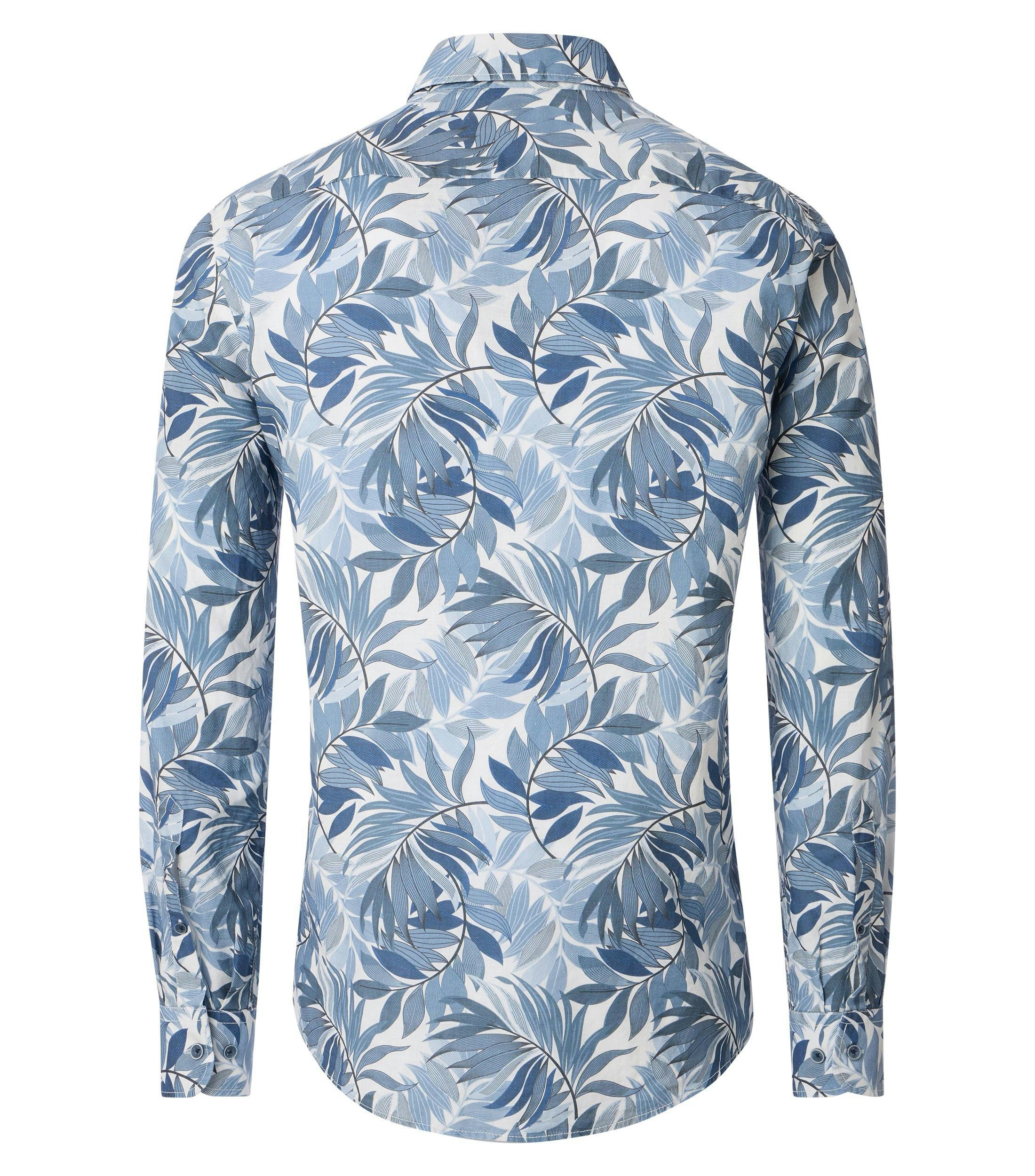 Das Model trägt ein Freizeithemd im Print Muster in der Farbe Hellblau