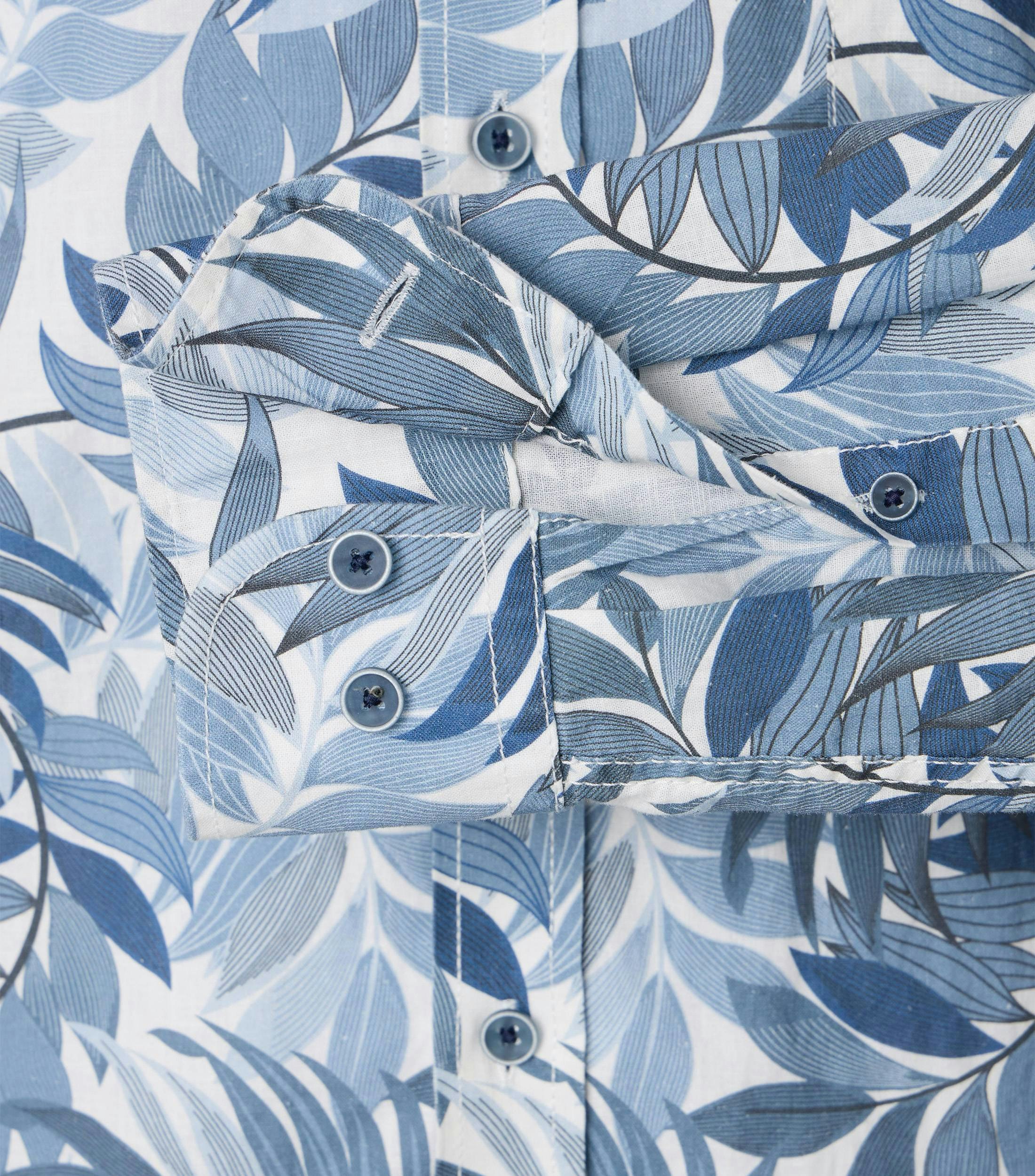 Das Model trägt ein Freizeithemd im Print Muster in der Farbe Hellblau