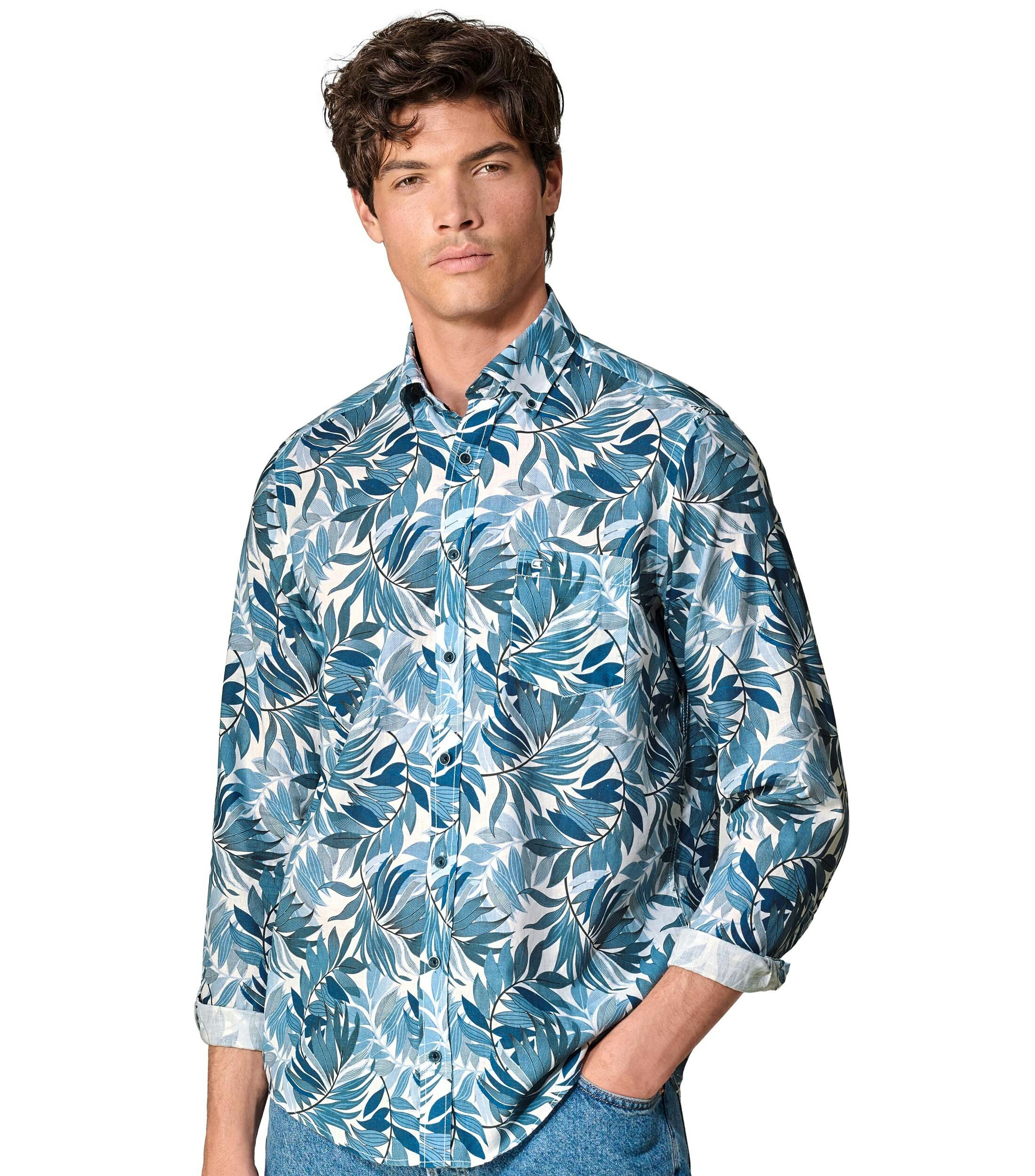 Das Model trägt ein Freizeithemd im Print Muster in der Farbe Hellblau