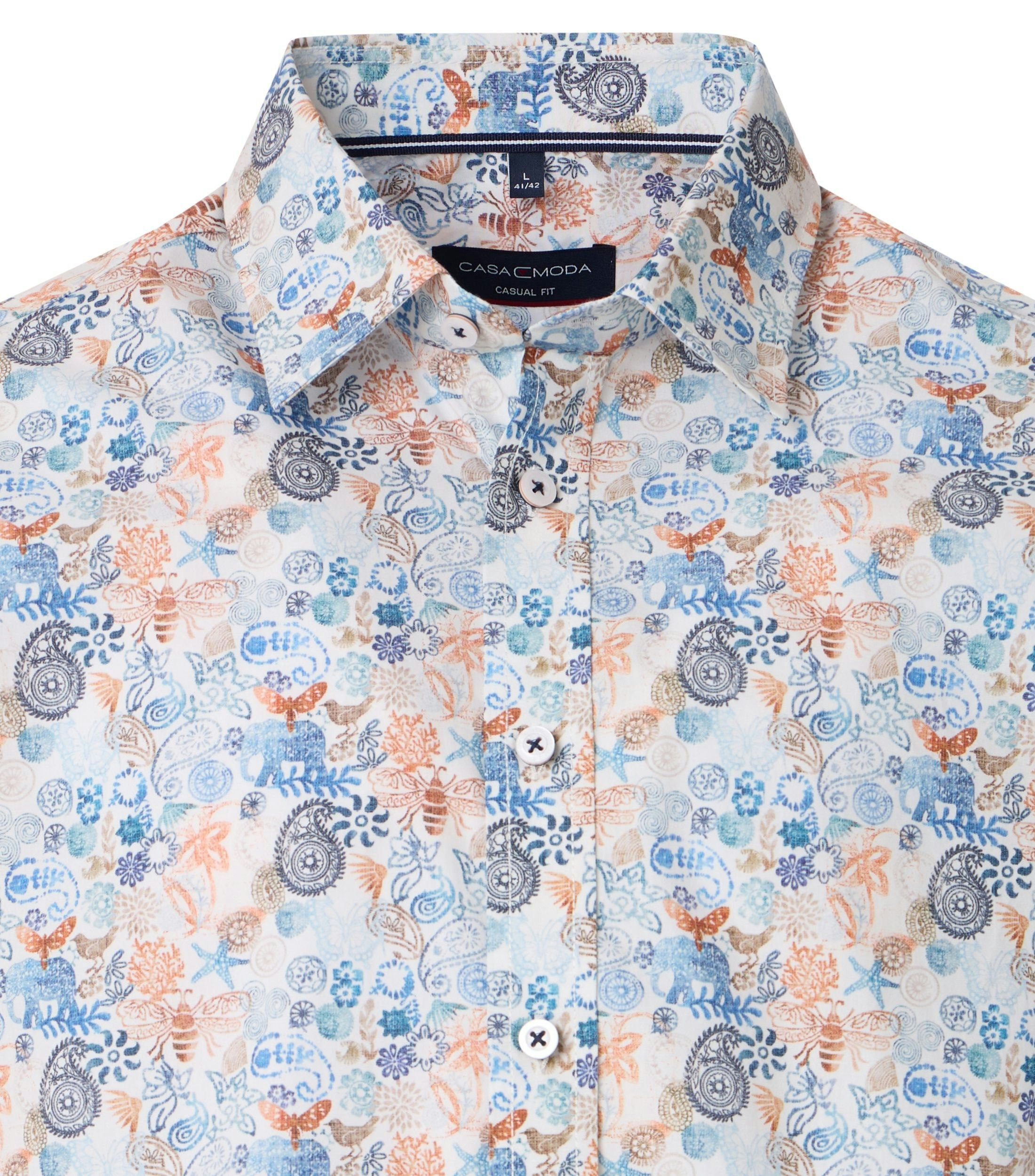 Das Model trägt ein Freizeithemd im Print Muster in der Farbe Hellblau