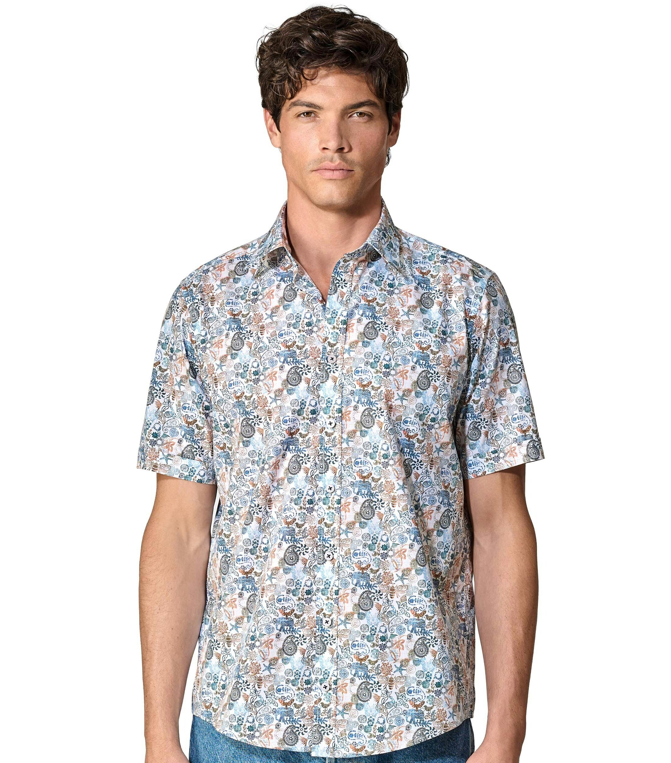 Das Model trägt ein Freizeithemd im Print Muster in der Farbe Hellblau