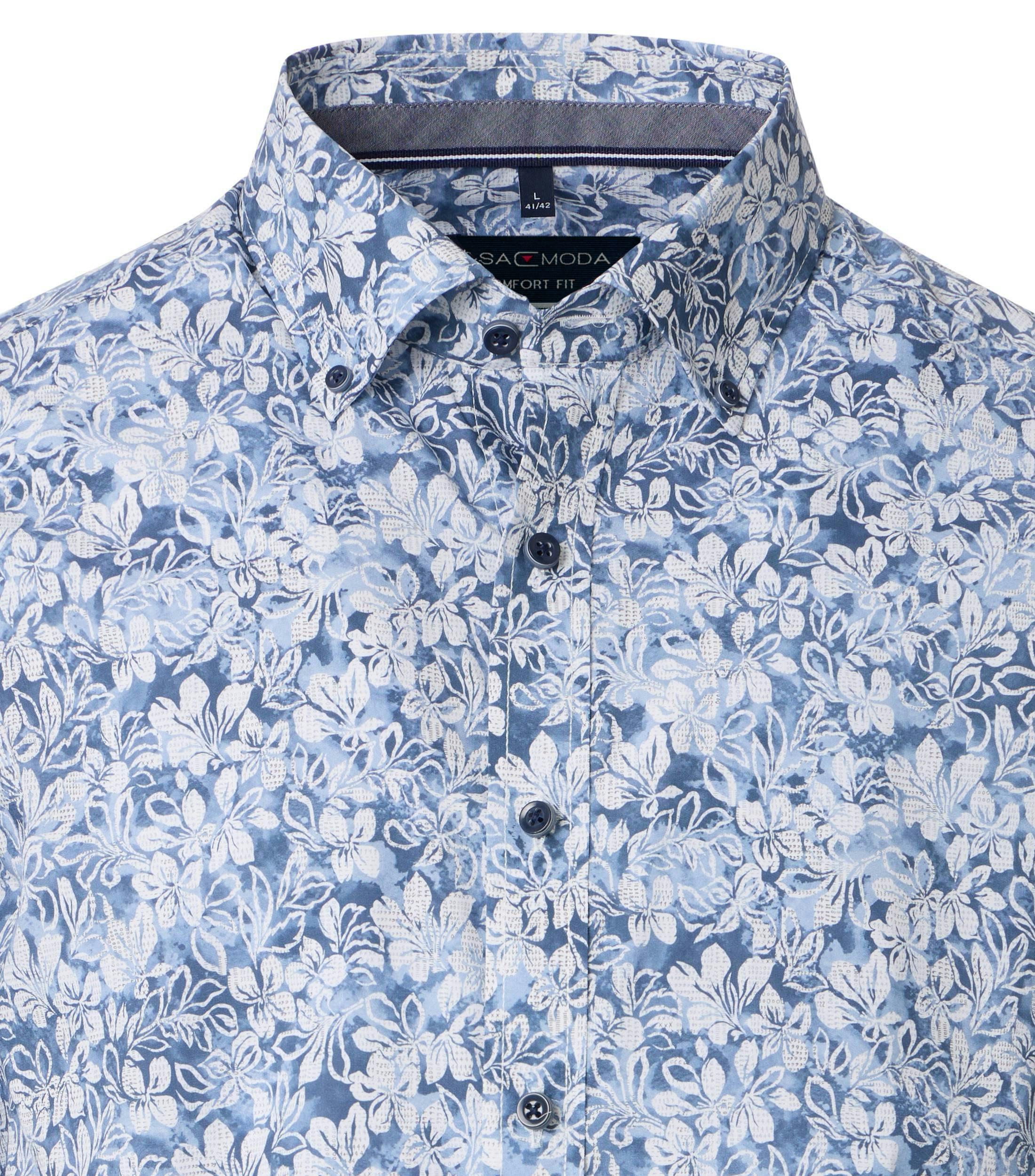 Ein Freizeithemd im Print Muster in der Farbe Hellblau