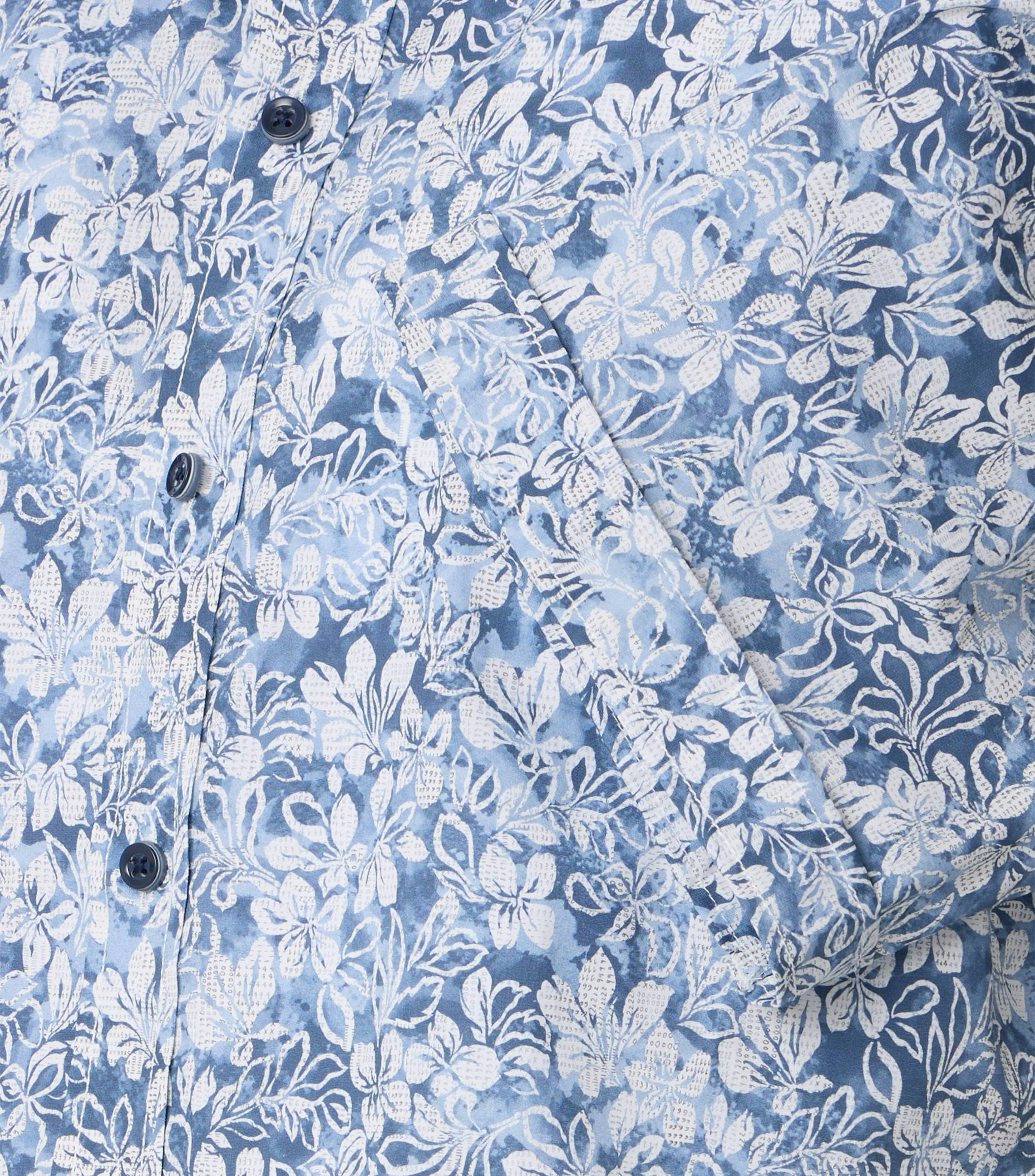 Ein Freizeithemd im Print Muster in der Farbe Hellblau