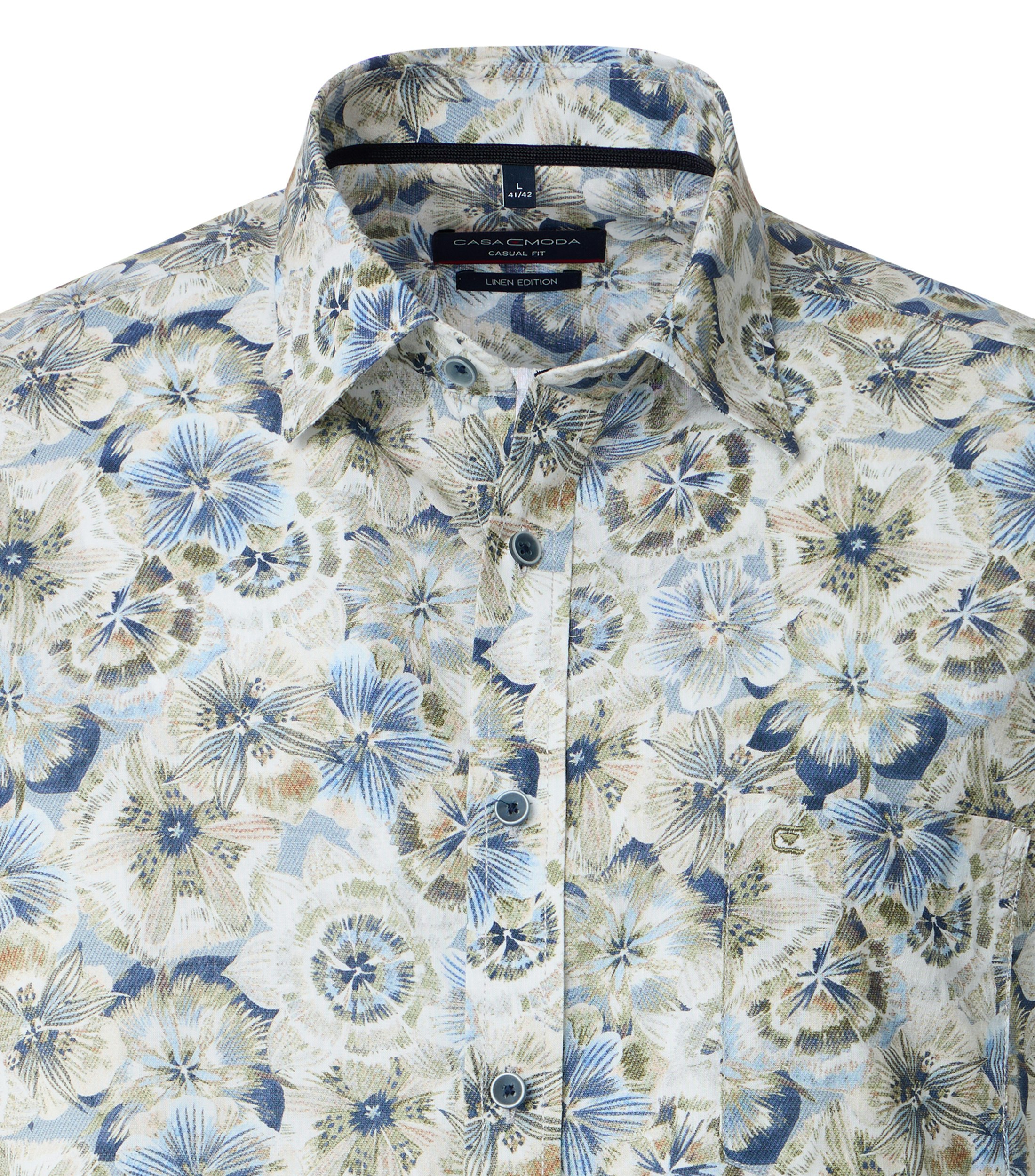 Das Model trägt ein Freizeithemd im Print Muster in der Farbe Grün