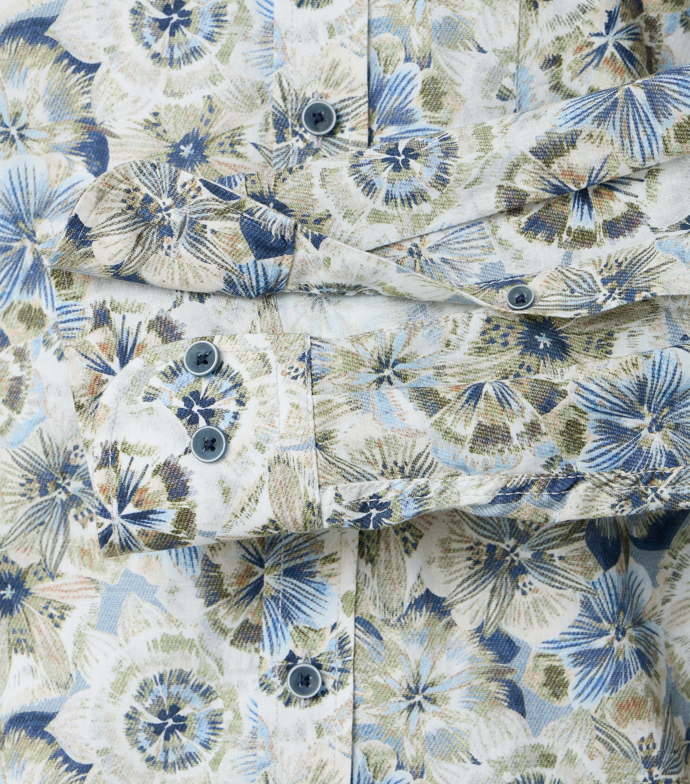 Das Model trägt ein Freizeithemd im Print Muster in der Farbe Grün