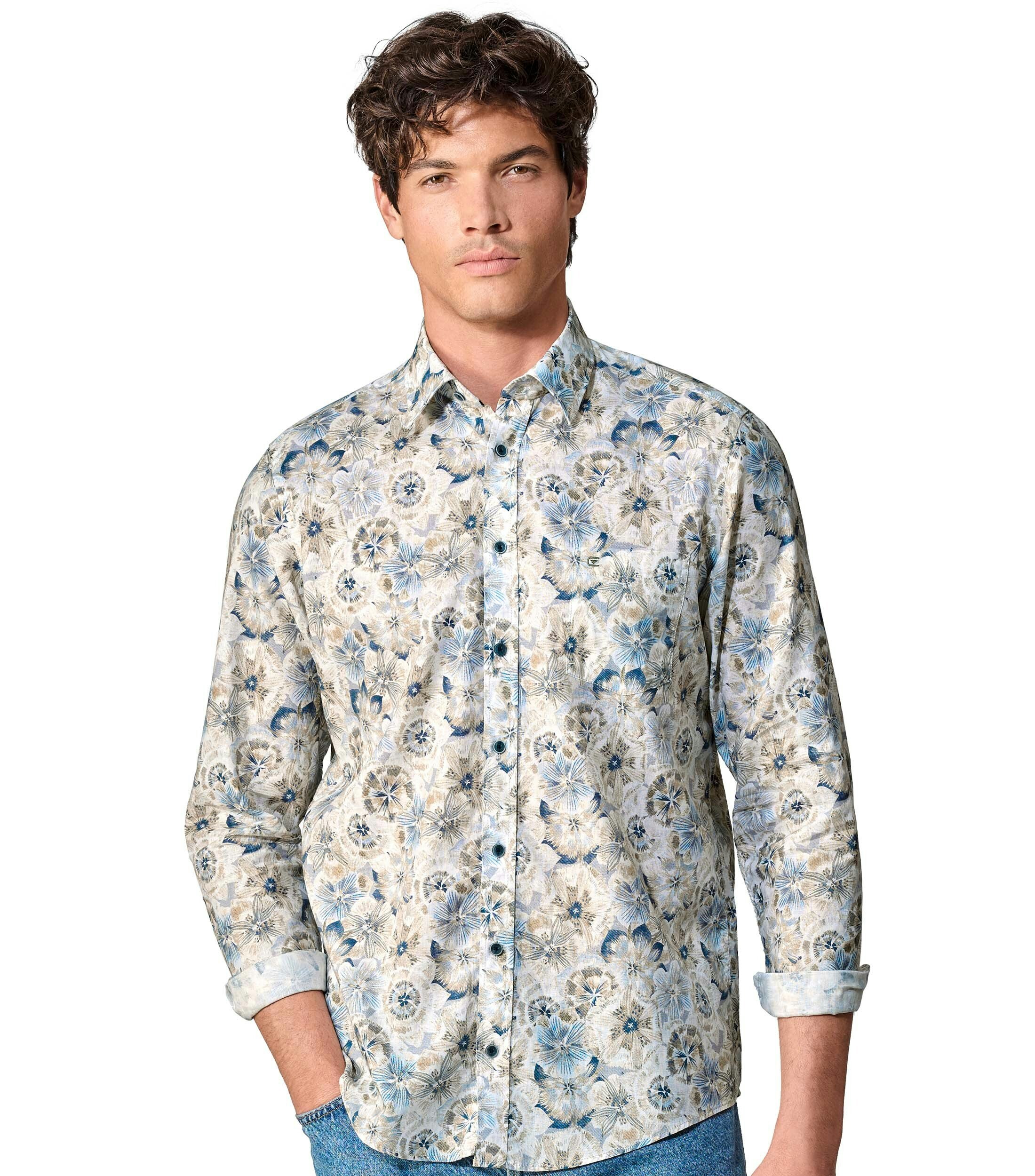 Das Model trägt ein Freizeithemd im Print Muster in der Farbe Grün