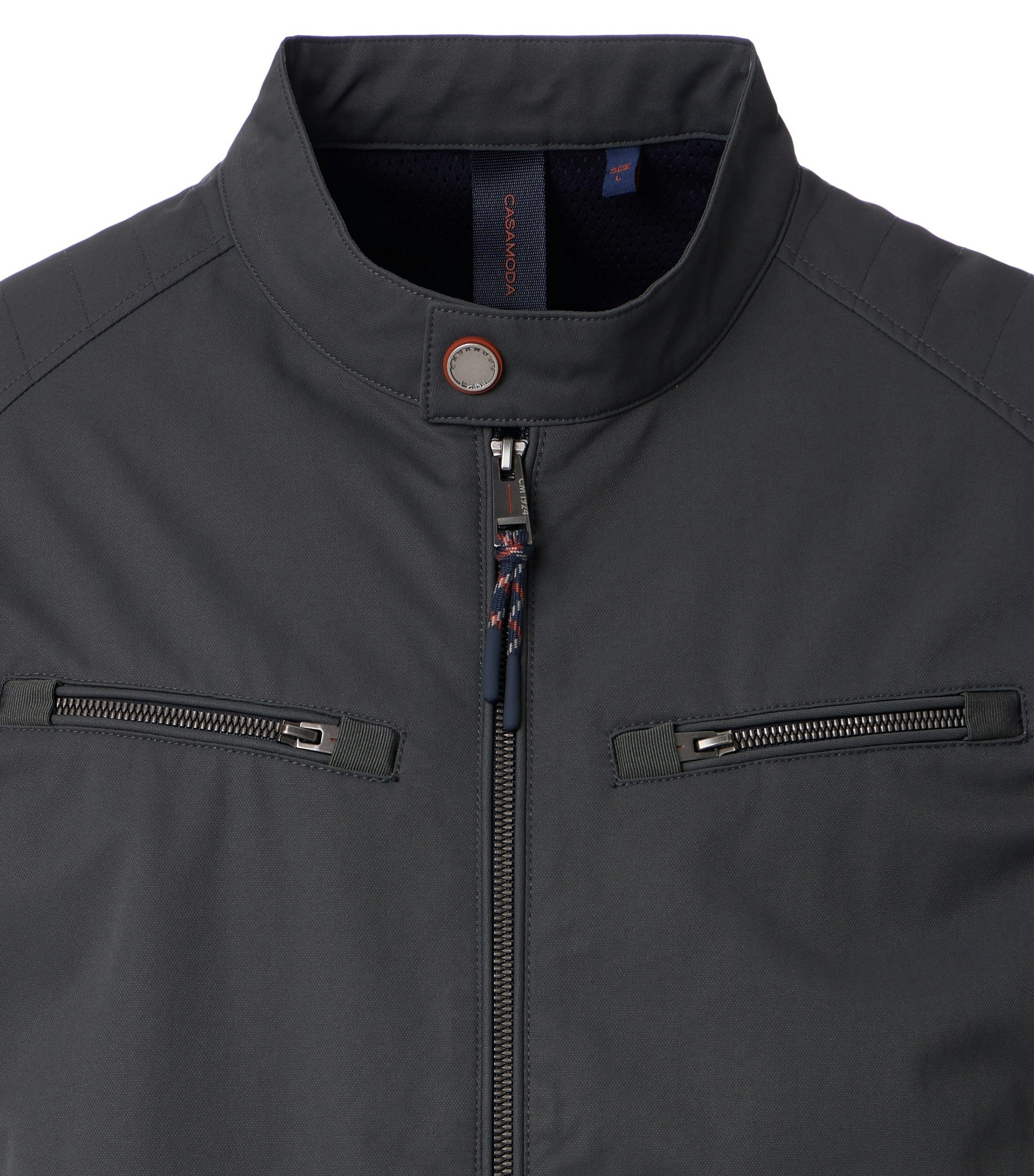 Das Model trägt eine Jacke im uni Muster in der Farbe Grau