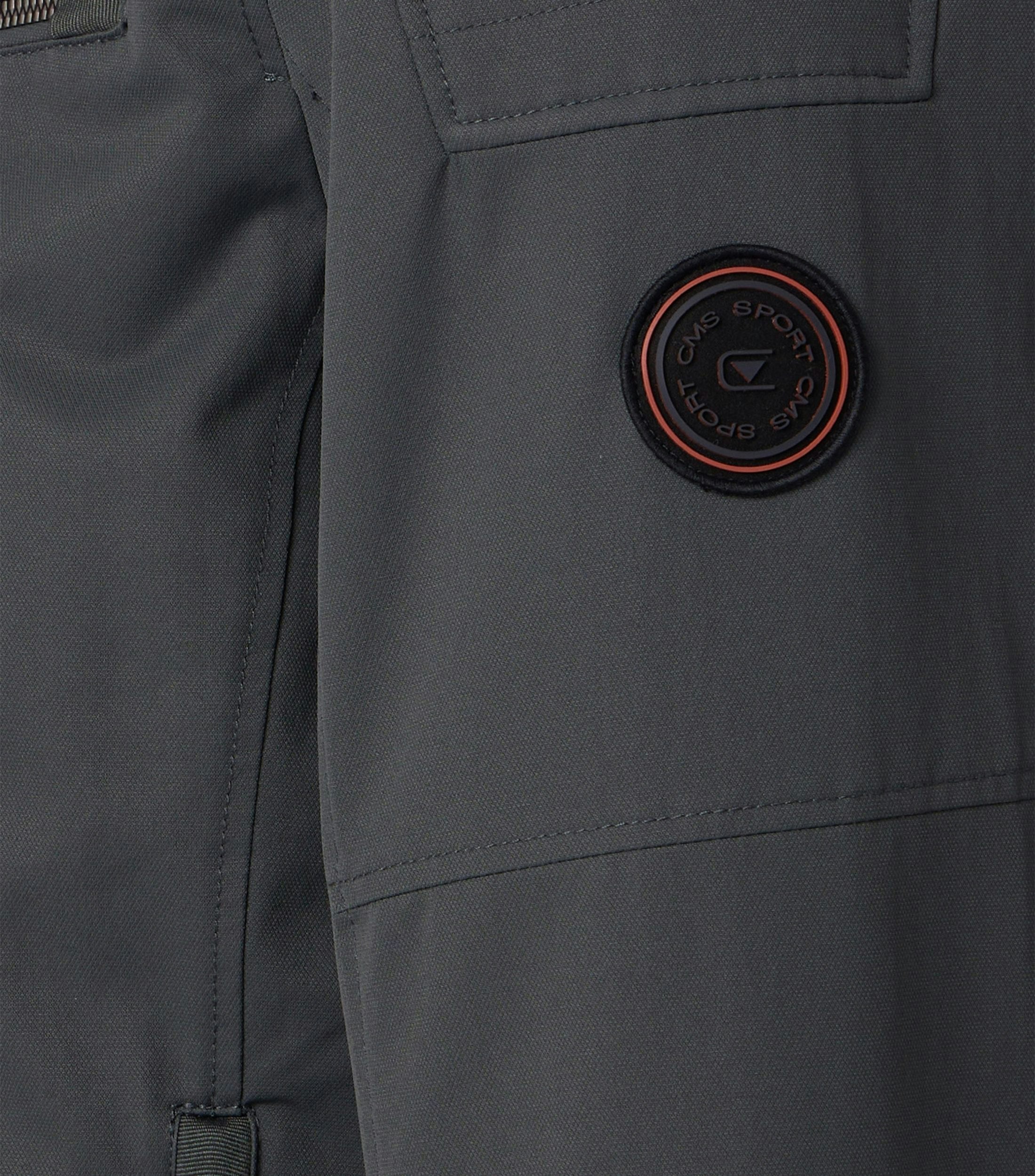 Das Model trägt eine Jacke im uni Muster in der Farbe Grau