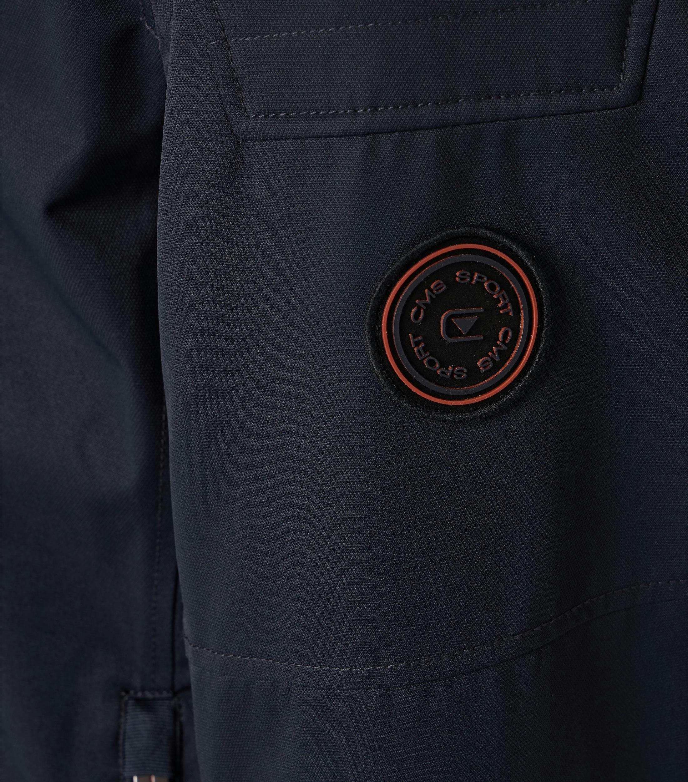 Das Model trägt eine Jacke im uni Muster in der Farbe Dunkelblau