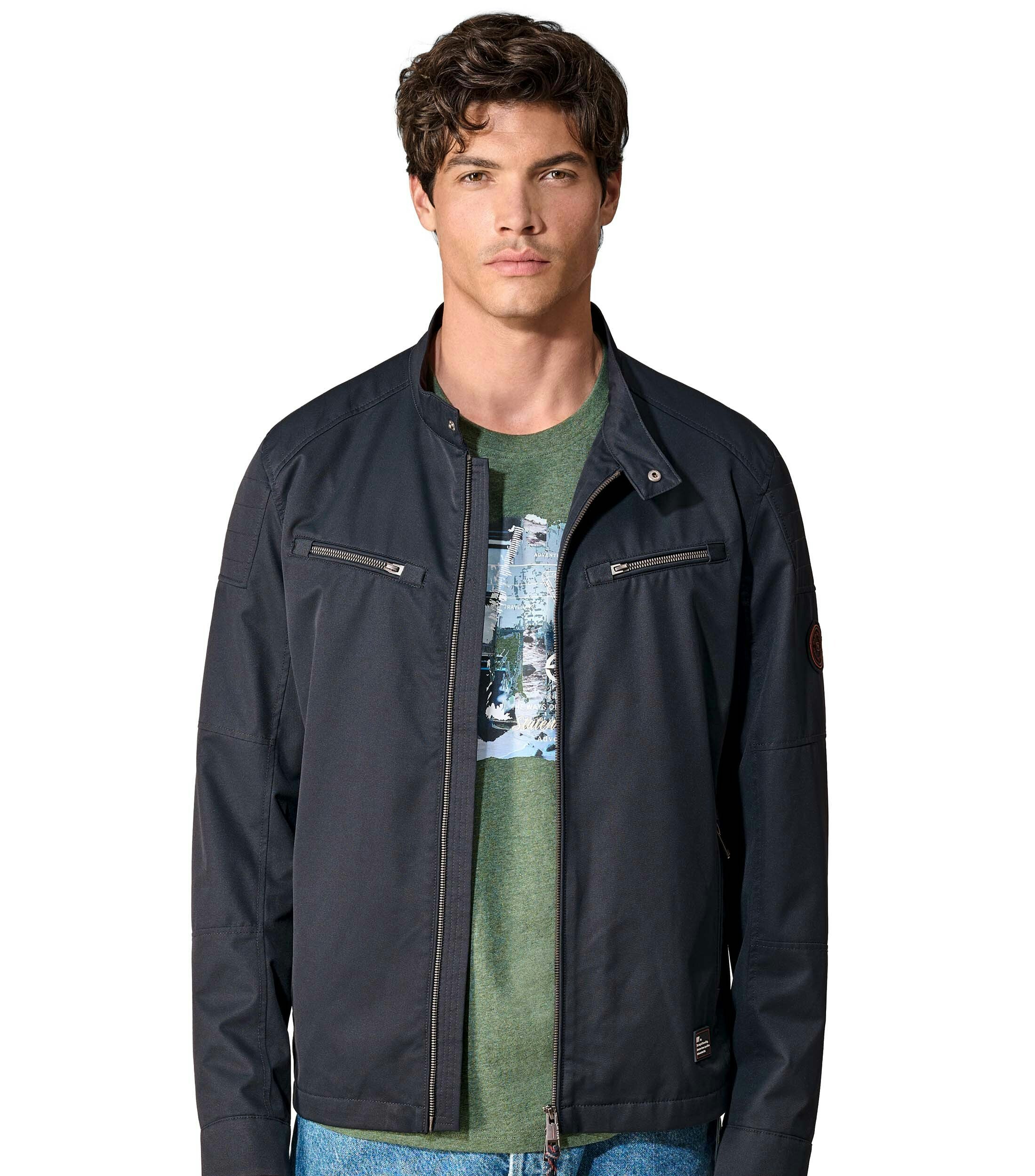 Das Model trägt eine Jacke im uni Muster in der Farbe Dunkelblau