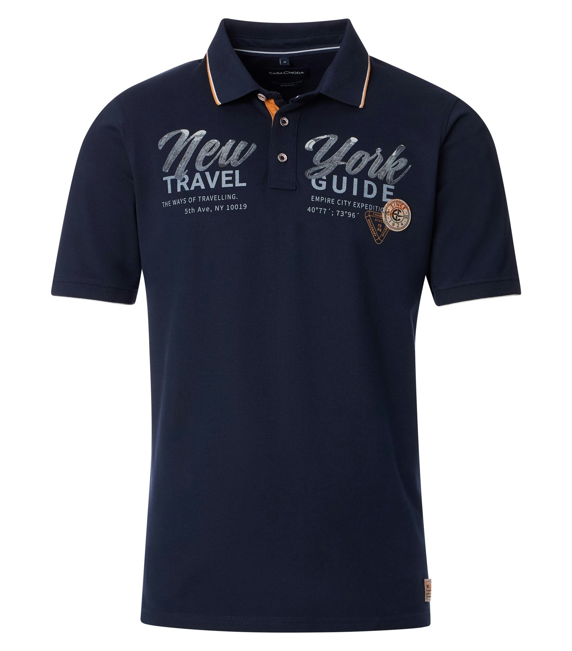 Das Model trägt ein PoloShirt im uni Muster in der Farbe Blau