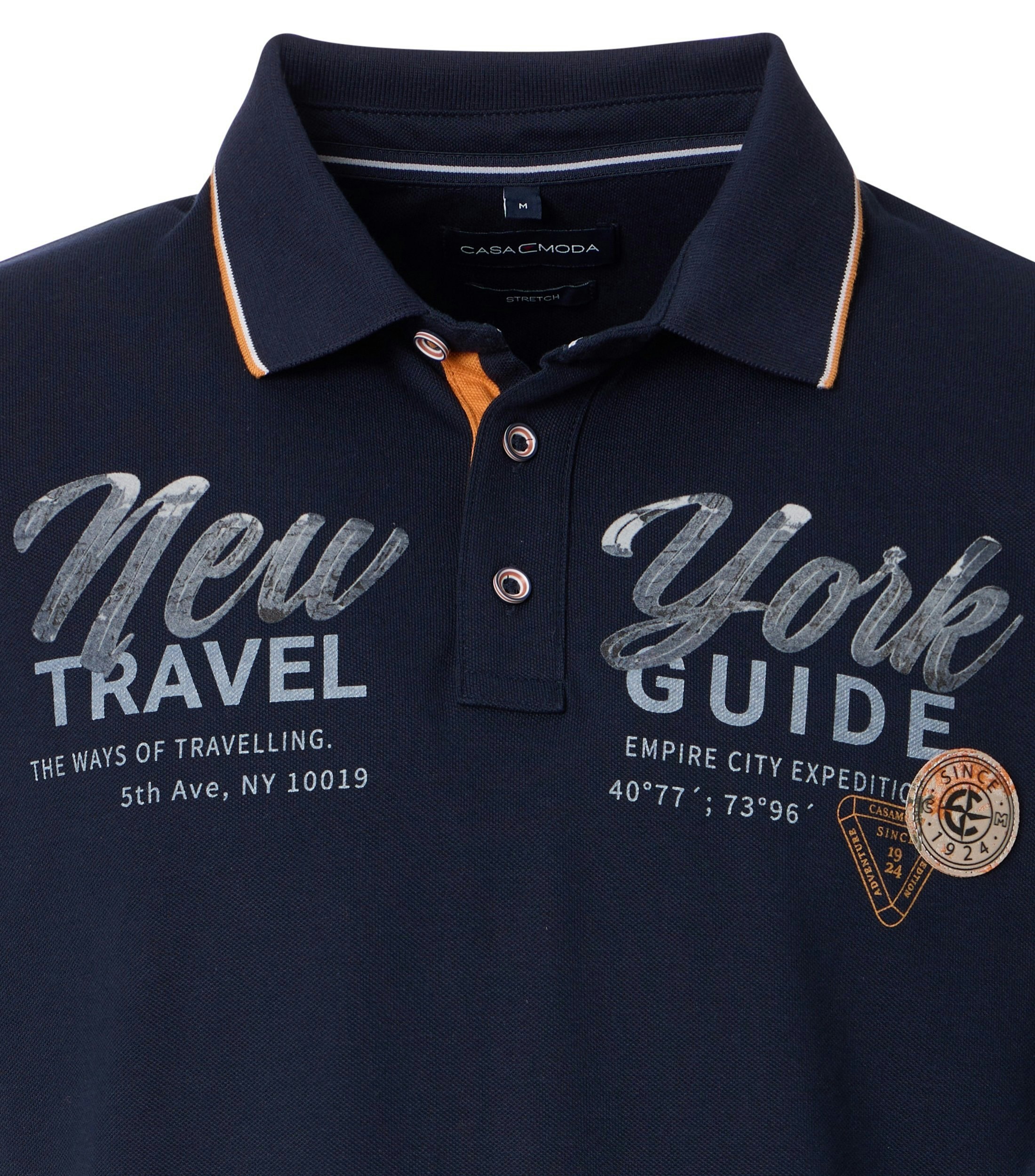 Das Model trägt ein PoloShirt im uni Muster in der Farbe Blau