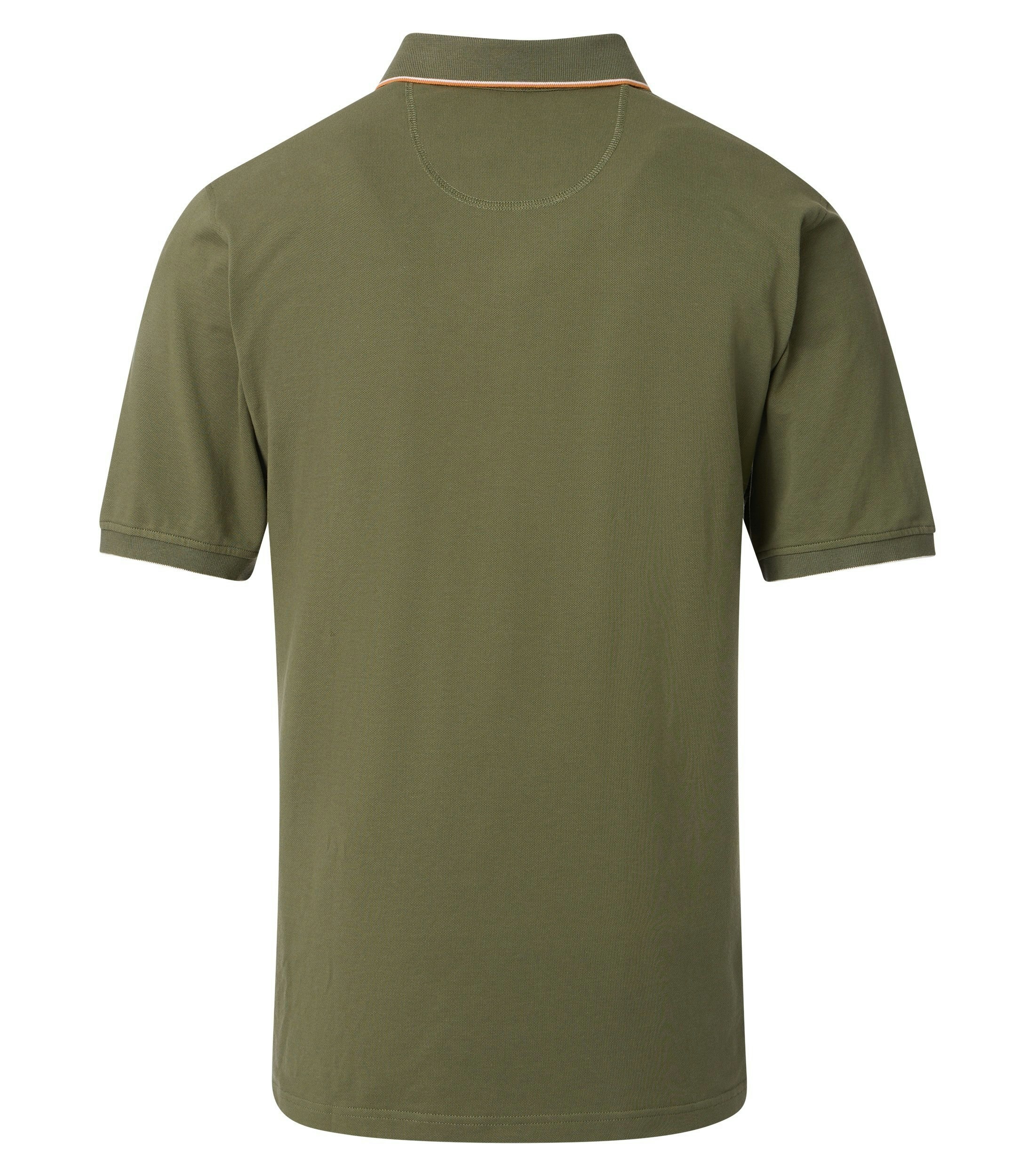 Das Model trägt ein PoloShirt im uni Muster in der Farbe Grün