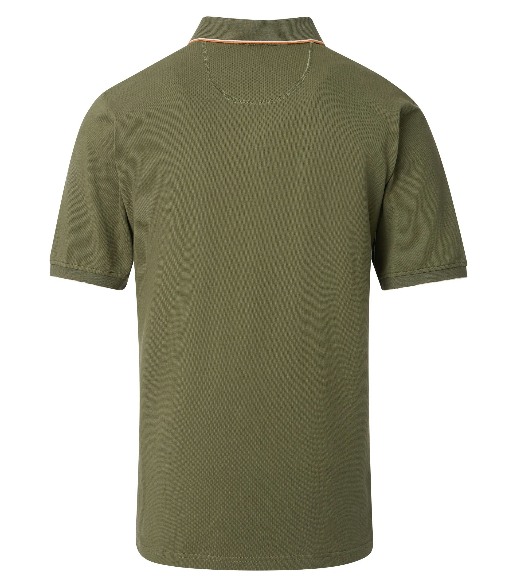 Das Model trägt ein PoloShirt im uni Muster in der Farbe Grün