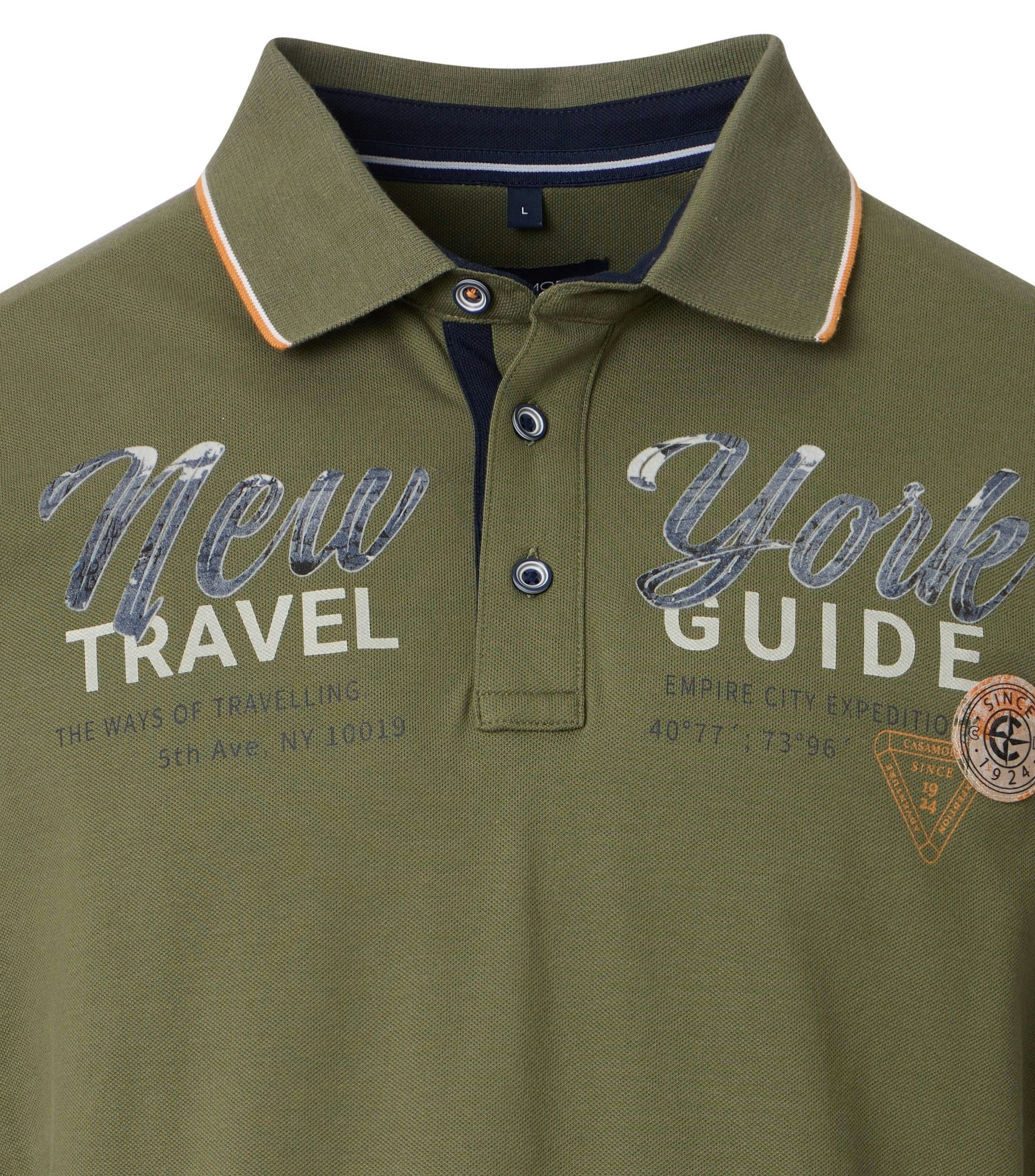 Das Model trägt ein PoloShirt im uni Muster in der Farbe Grün
