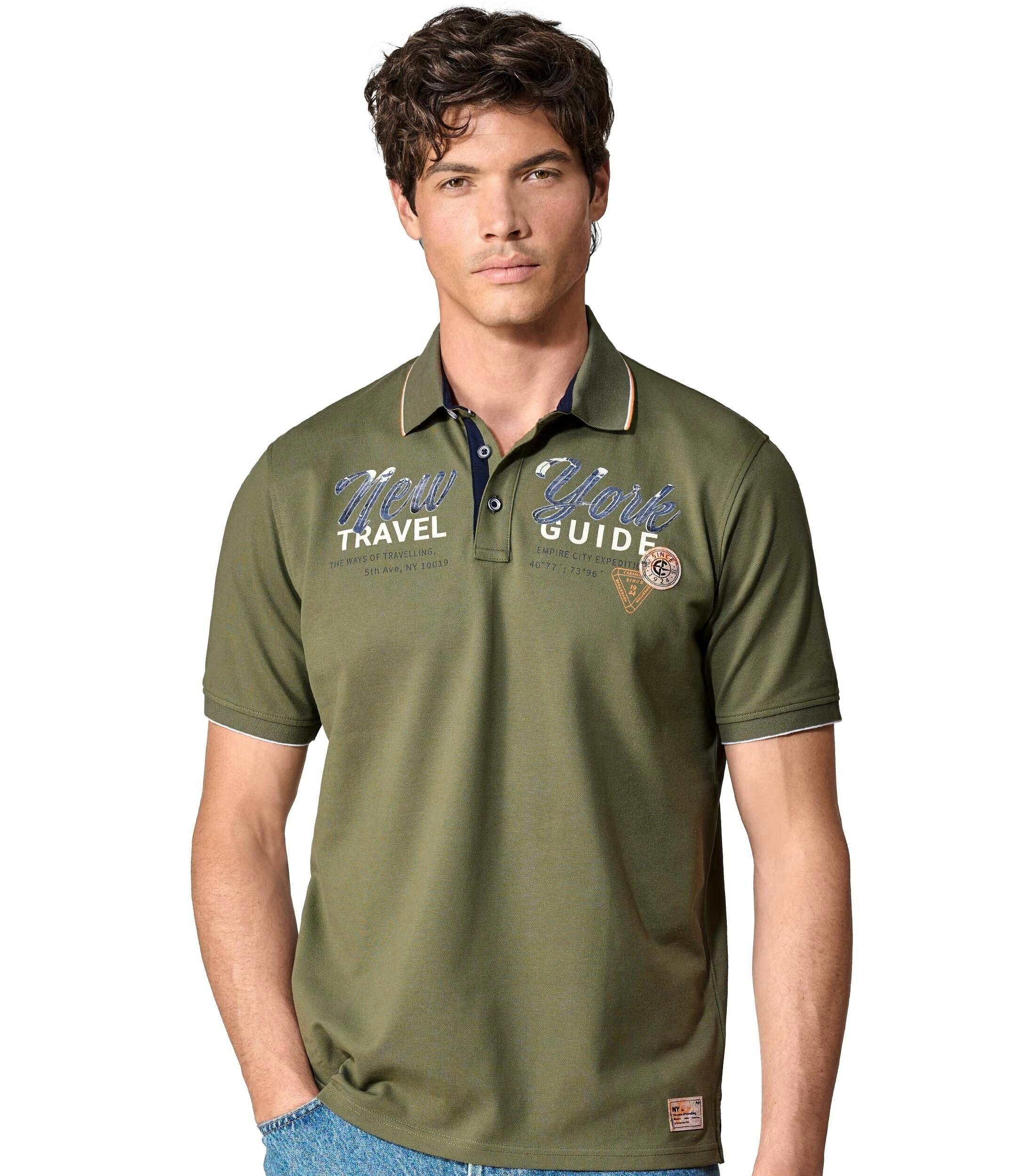 Das Model trägt ein PoloShirt im uni Muster in der Farbe Grün