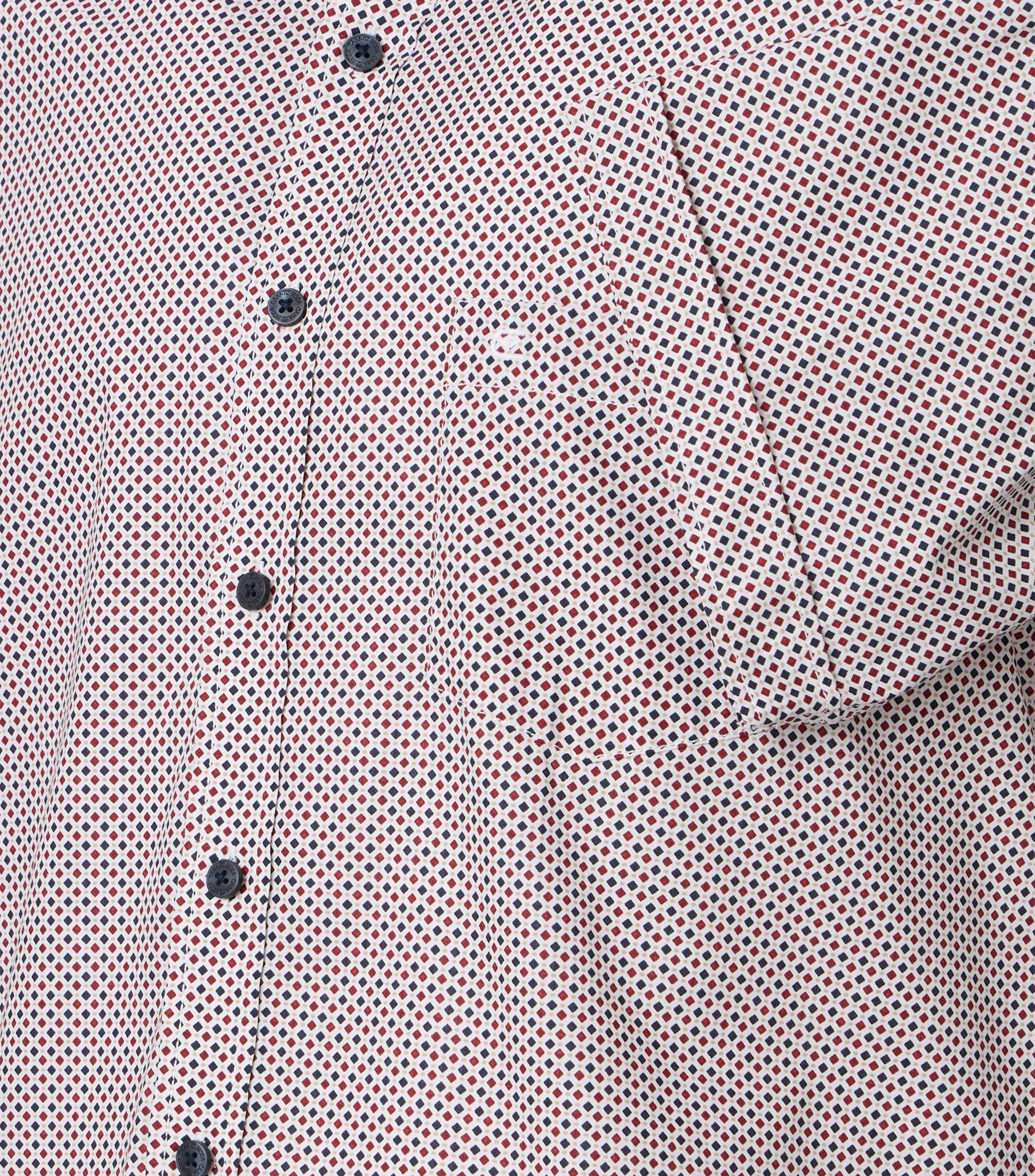 Ein Freizeithemd im Print Muster in der Farbe Rot