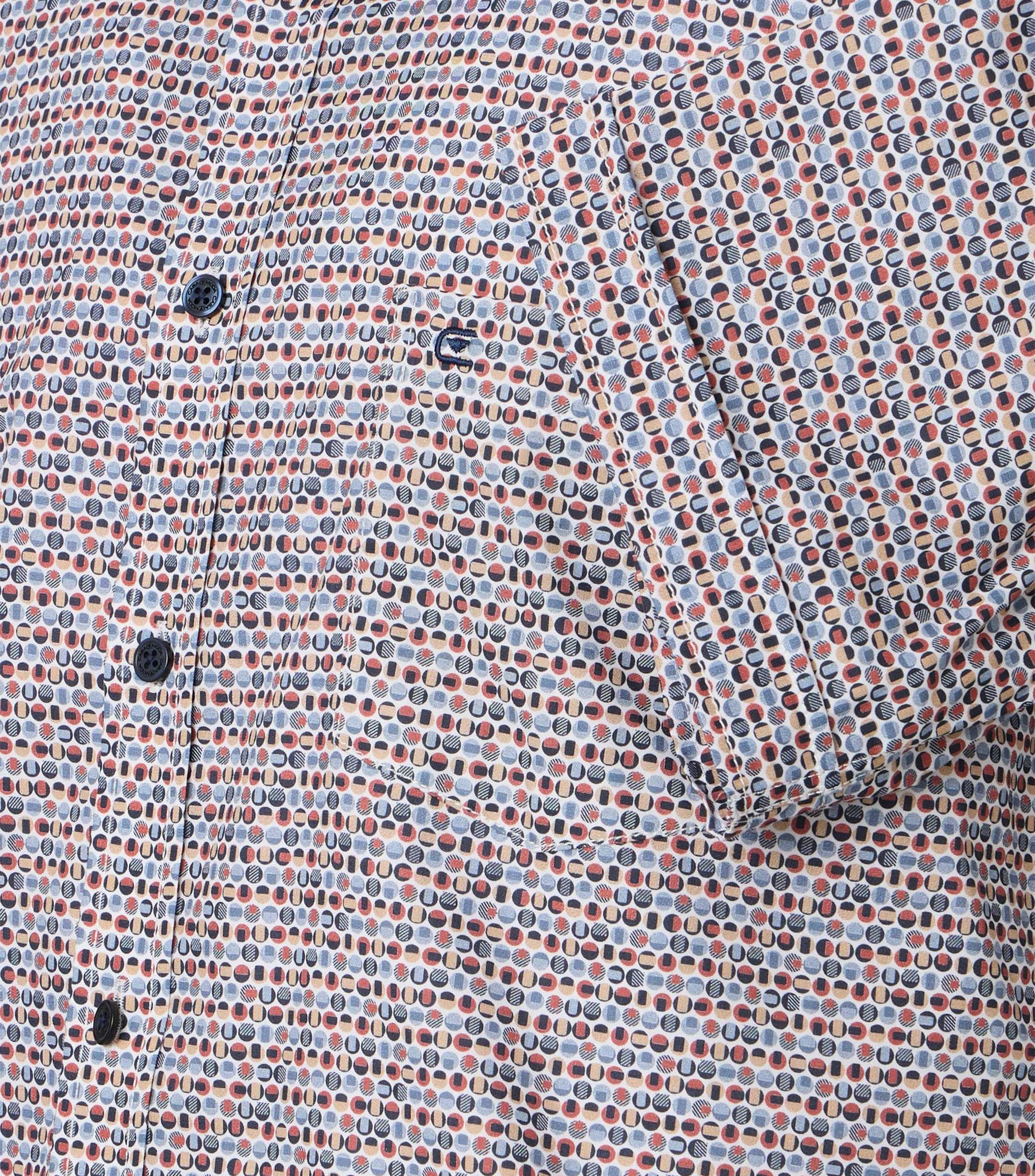 Ein Freizeithemd im Print Muster in der Farbe Blau