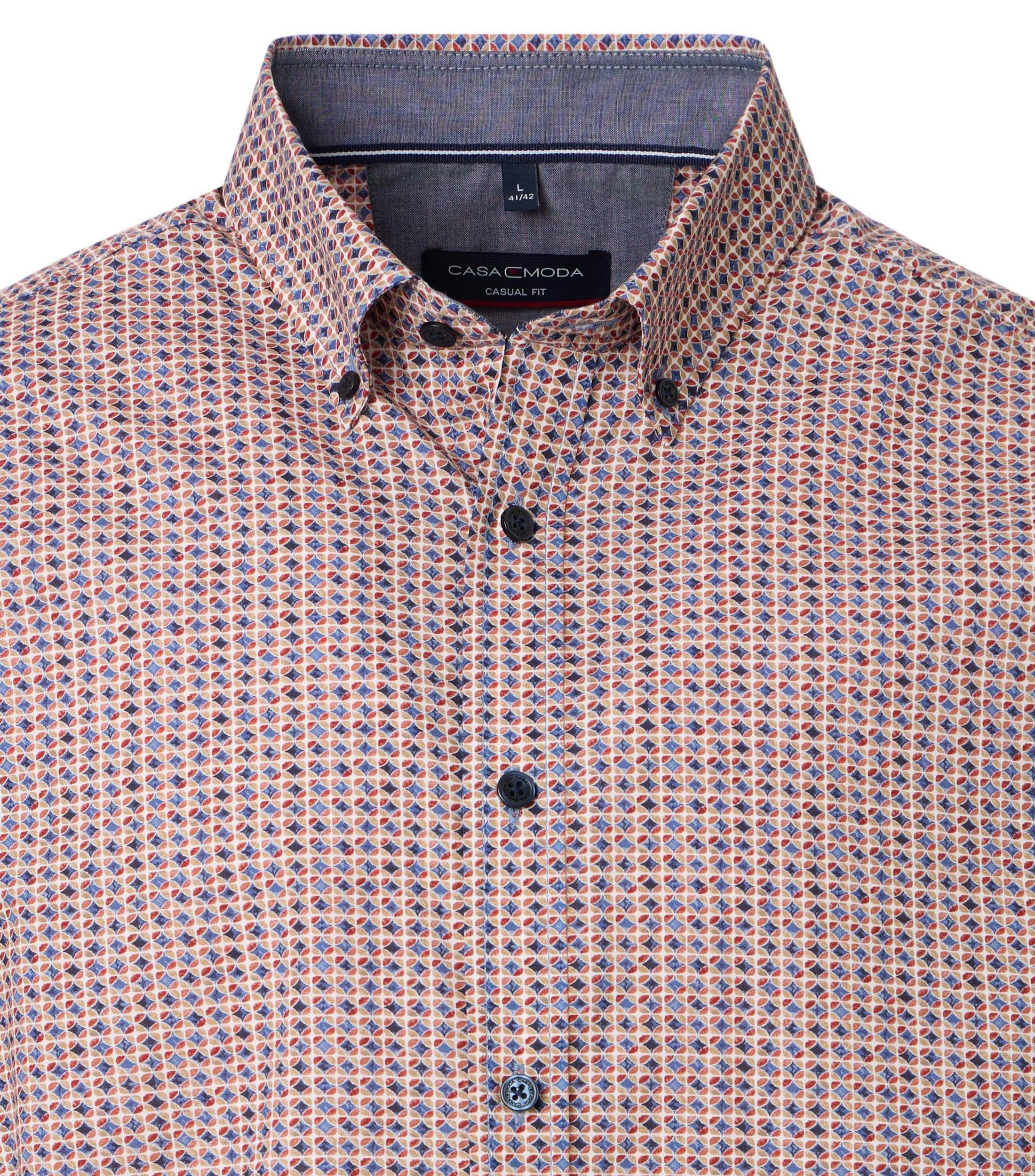 Ein Freizeithemd im Print Muster in der Farbe Rot